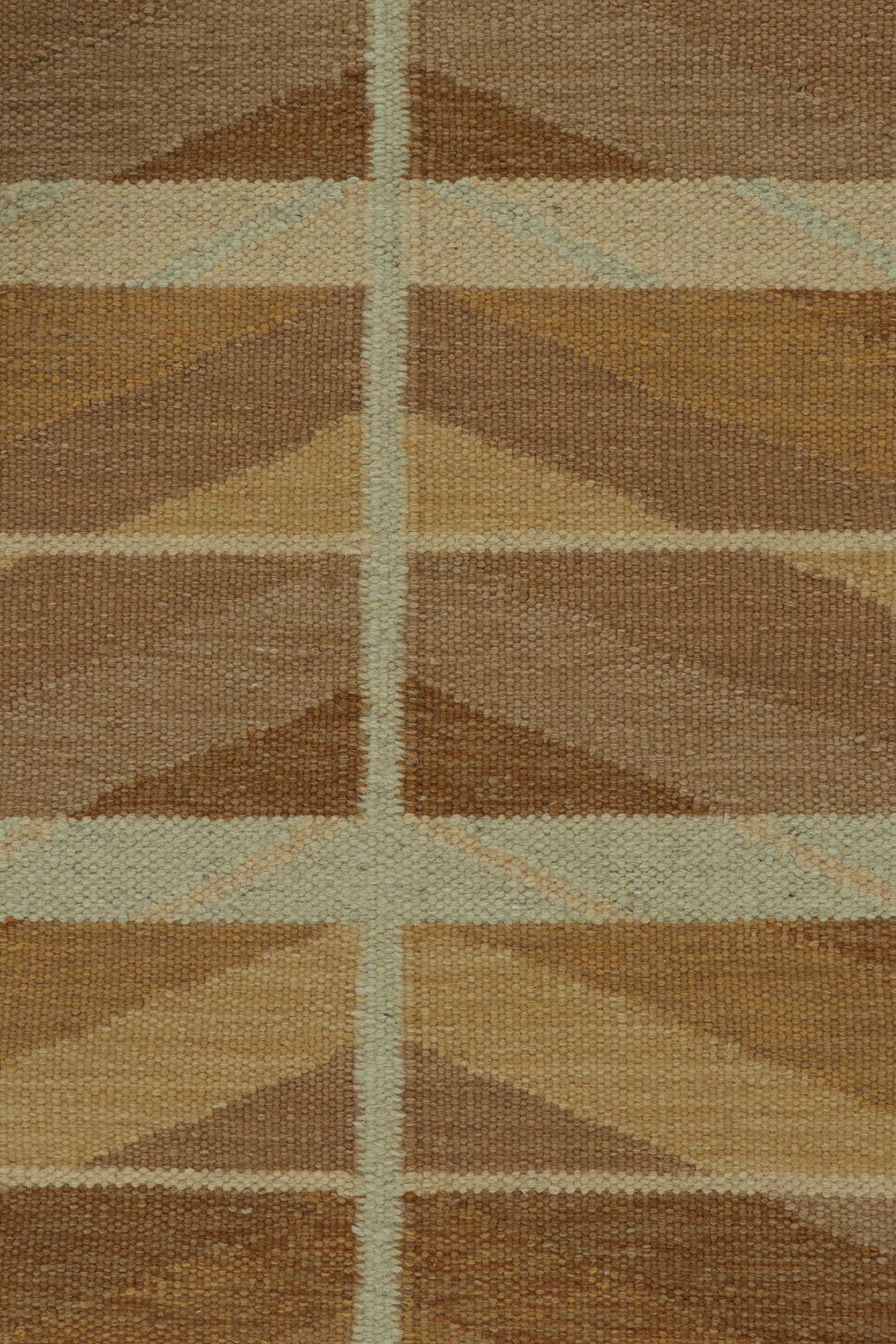 Skandinavischer Kilim von Rug & Kilim mit geometrischem Muster in Beige-Braun und Gold (21. Jahrhundert und zeitgenössisch) im Angebot
