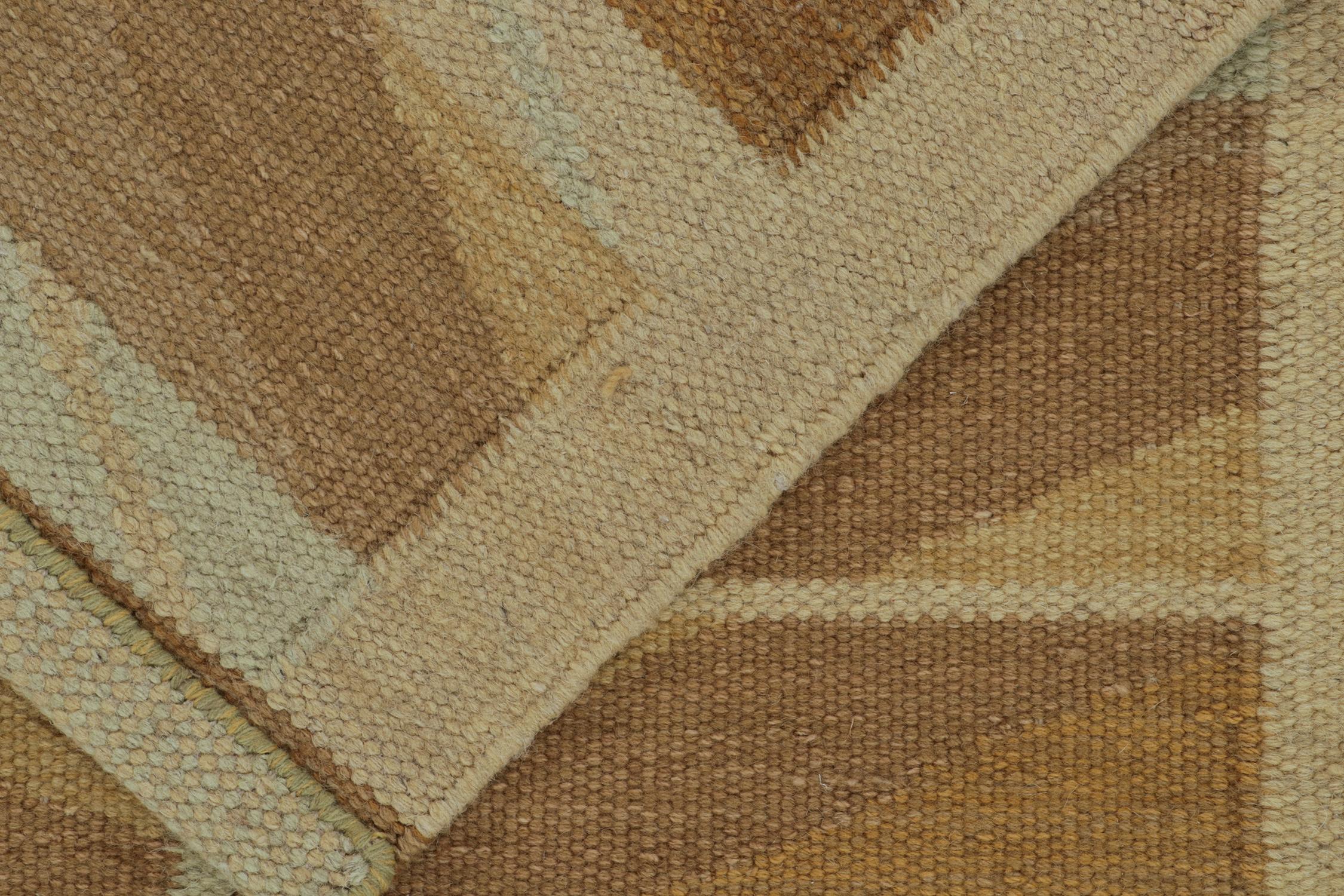 Skandinavischer Kilim von Rug & Kilim mit geometrischem Muster in Beige-Braun und Gold (Wolle) im Angebot