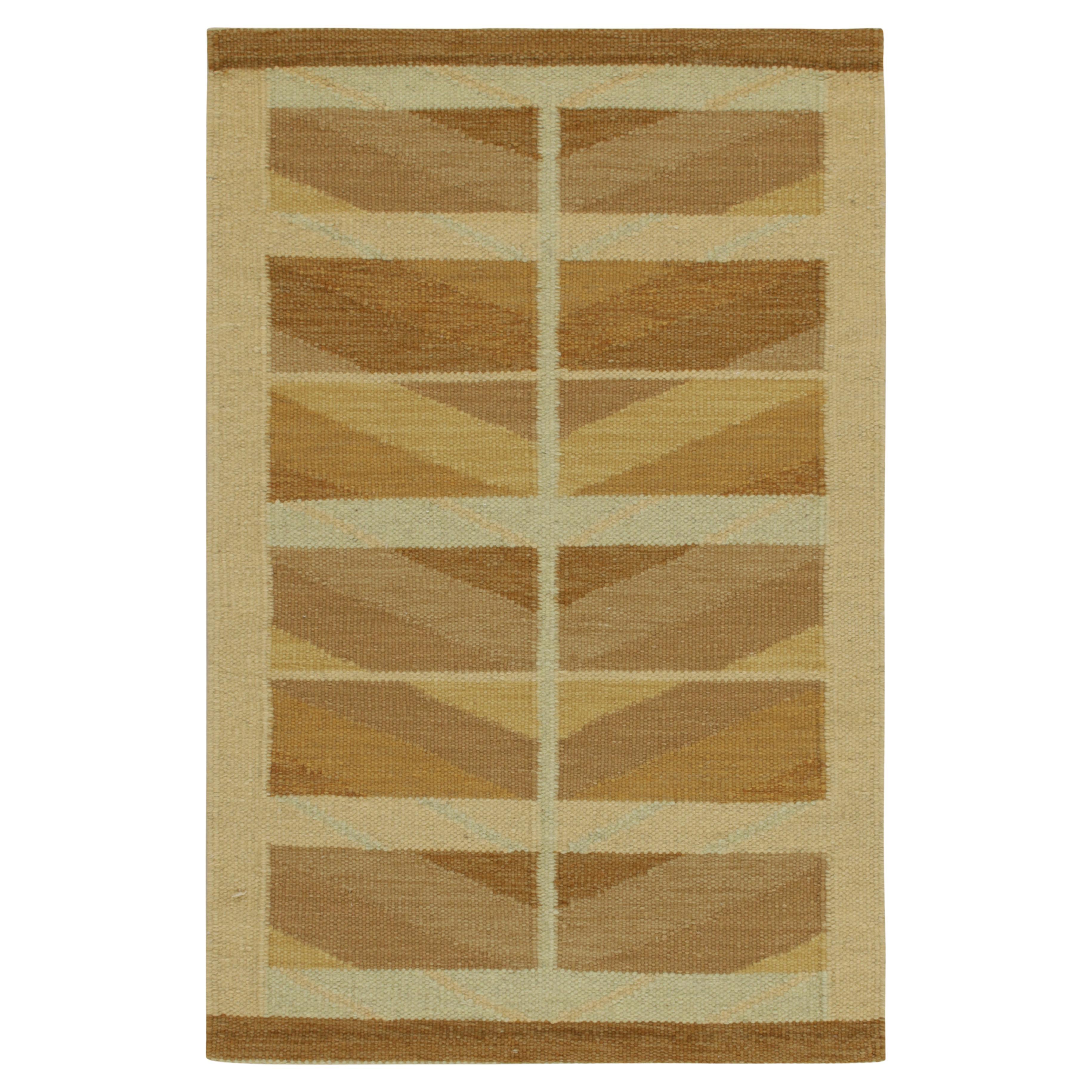 Skandinavischer Kilim von Rug & Kilim mit geometrischem Muster in Beige-Braun und Gold