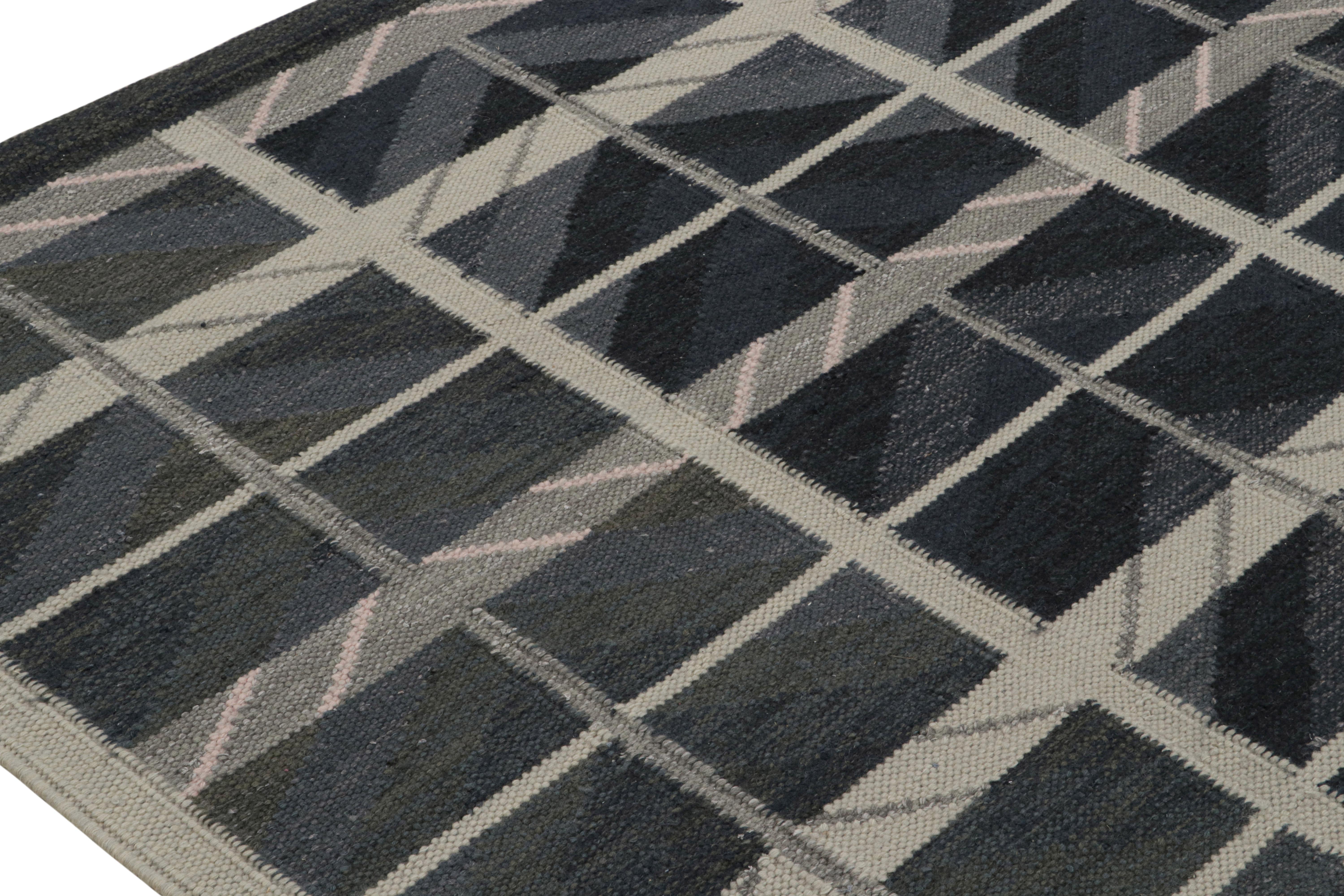 Tissé à la main Rug & Kilim's Scandinavian Style Kilim with Blue and Gray Geometric Patterns (Kilim de style scandinave avec des motifs géométriques bleus et gris) en vente