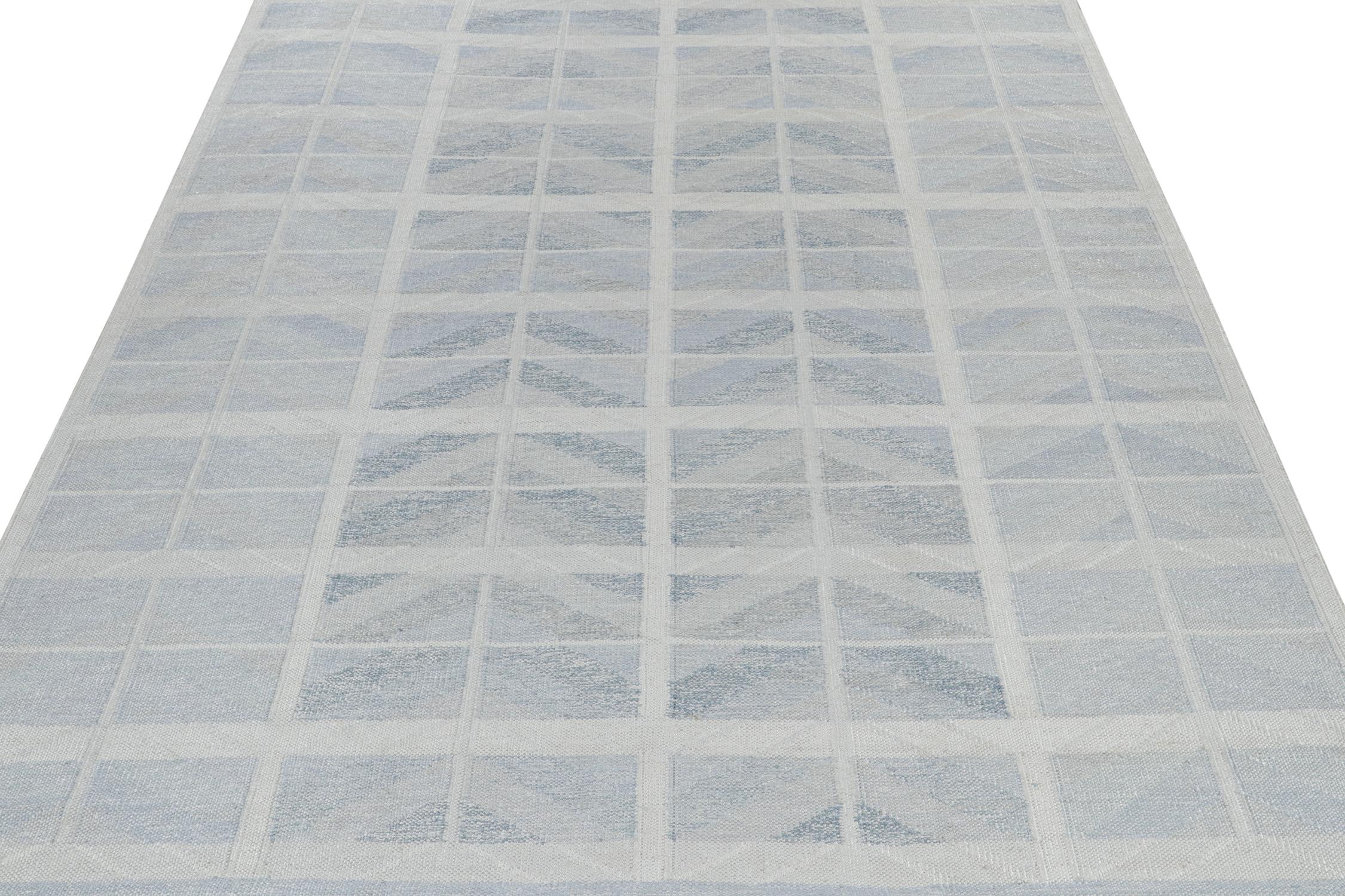 Rug & Kilim's skandinavischer Stil Kilim mit blauen und silbernen geometrischen Mustern (Skandinavische Moderne) im Angebot