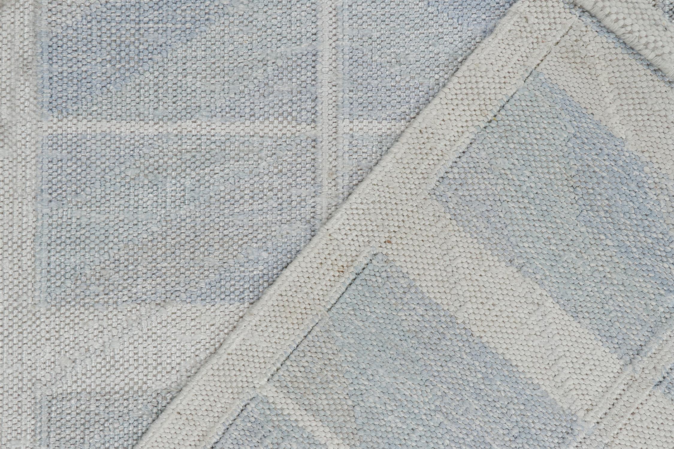 Rug & Kilim's skandinavischer Stil Kilim mit blauen und silbernen geometrischen Mustern (21. Jahrhundert und zeitgenössisch) im Angebot