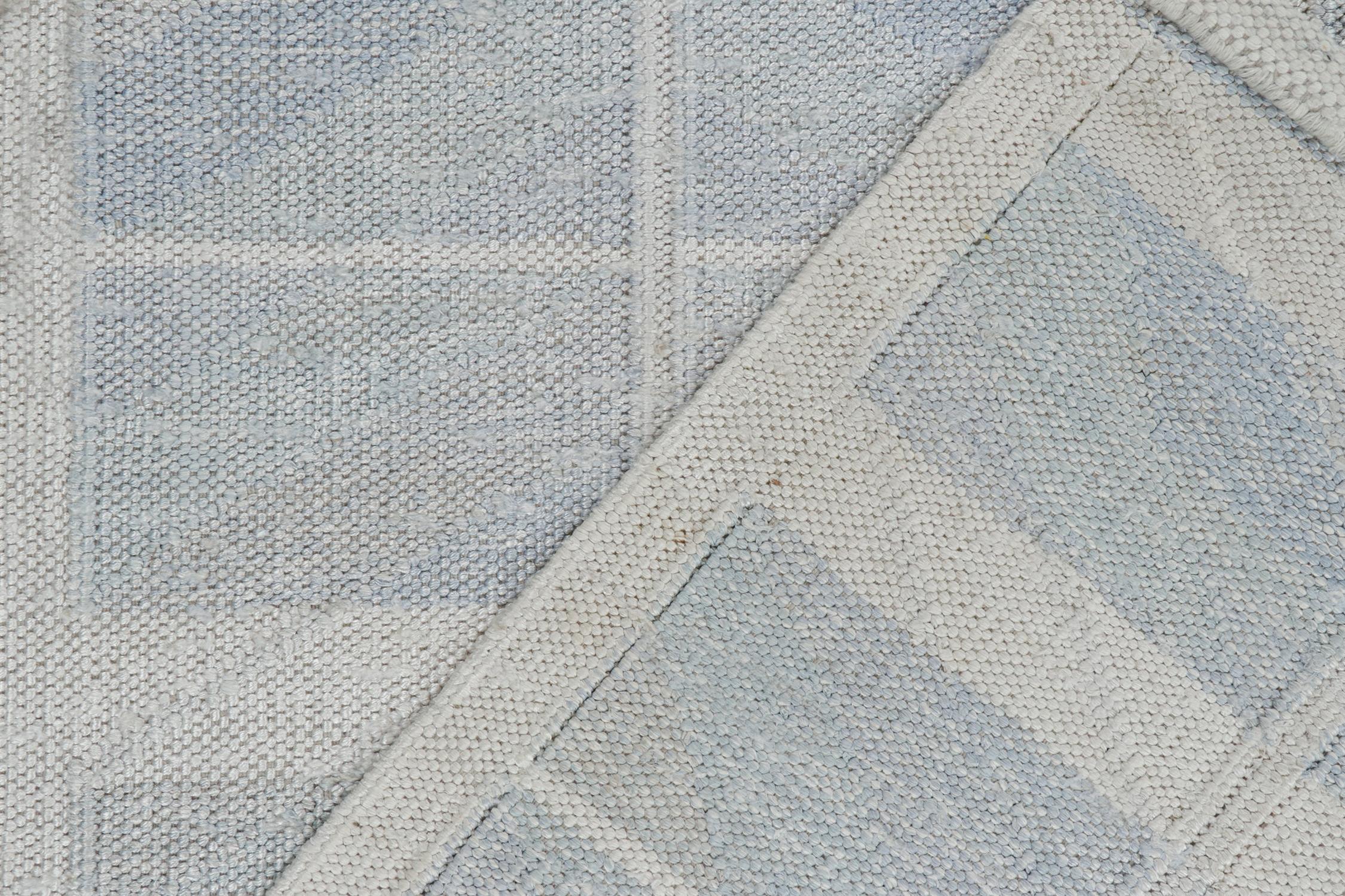 XXI secolo e contemporaneo Rug & Kilim: Kilim in stile scandinavo con motivi geometrici blu e argento in vendita