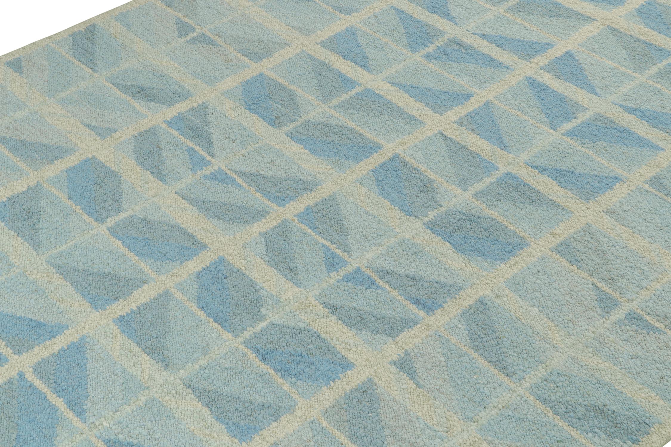 Skandinavischer Kilim von Rug & Kilim mit geometrischen Mustern in Blau und Grau (Indisch) im Angebot