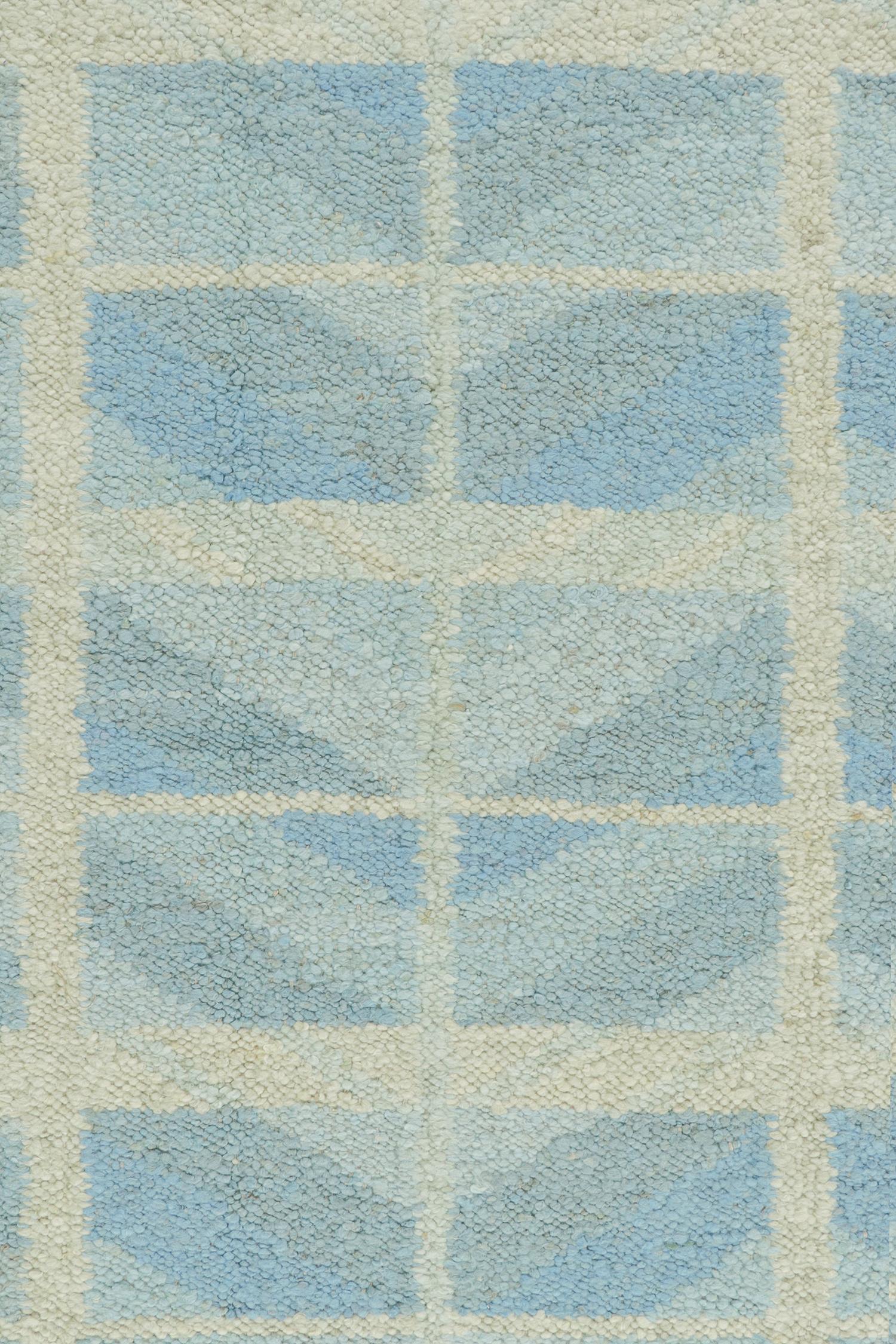 Skandinavischer Kilim von Rug & Kilim mit geometrischen Mustern in Blau und Grau im Zustand „Neu“ im Angebot in Long Island City, NY