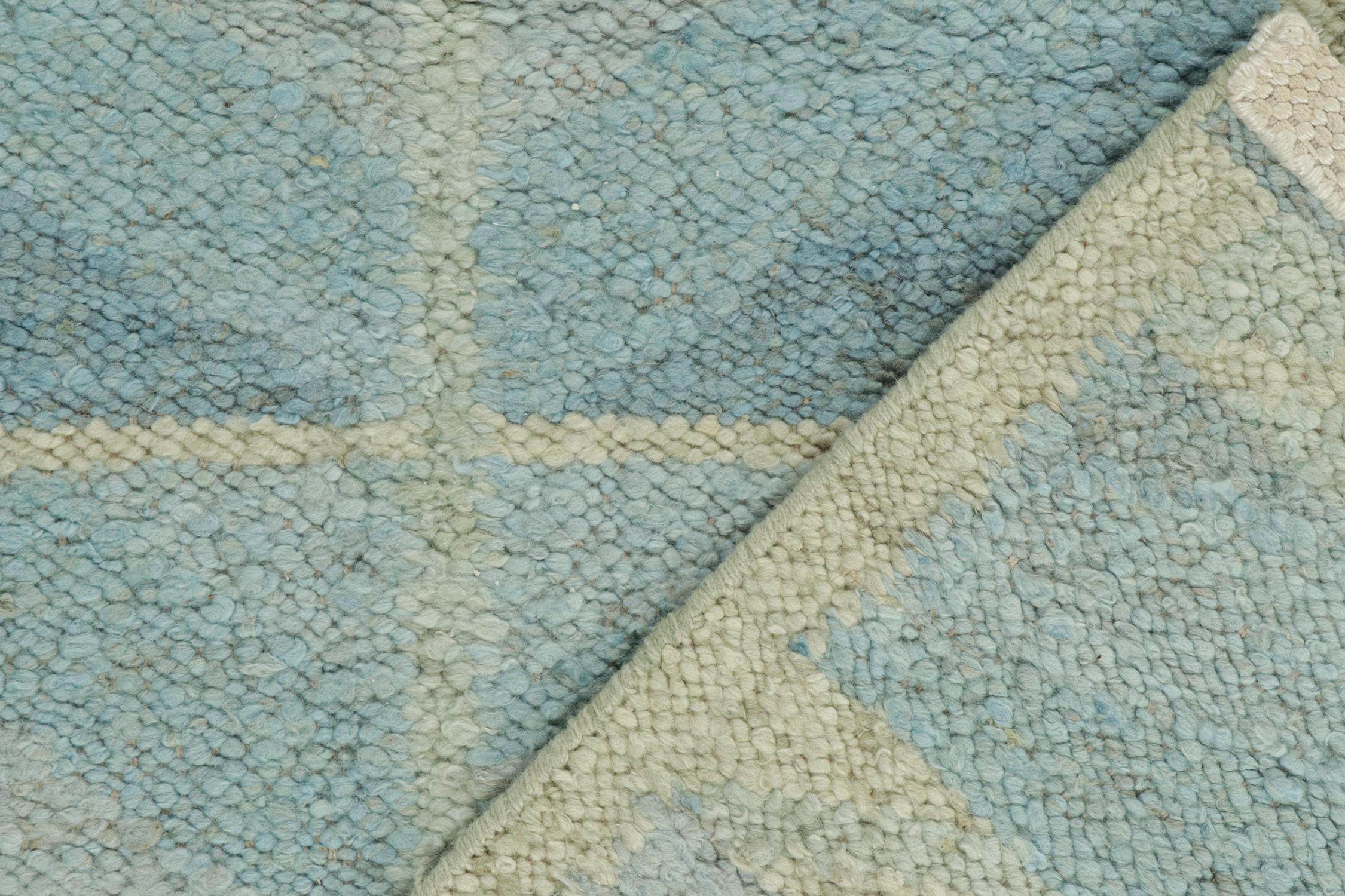 Skandinavischer Kilim von Rug & Kilim mit geometrischen Mustern in Blau und Grau (21. Jahrhundert und zeitgenössisch) im Angebot