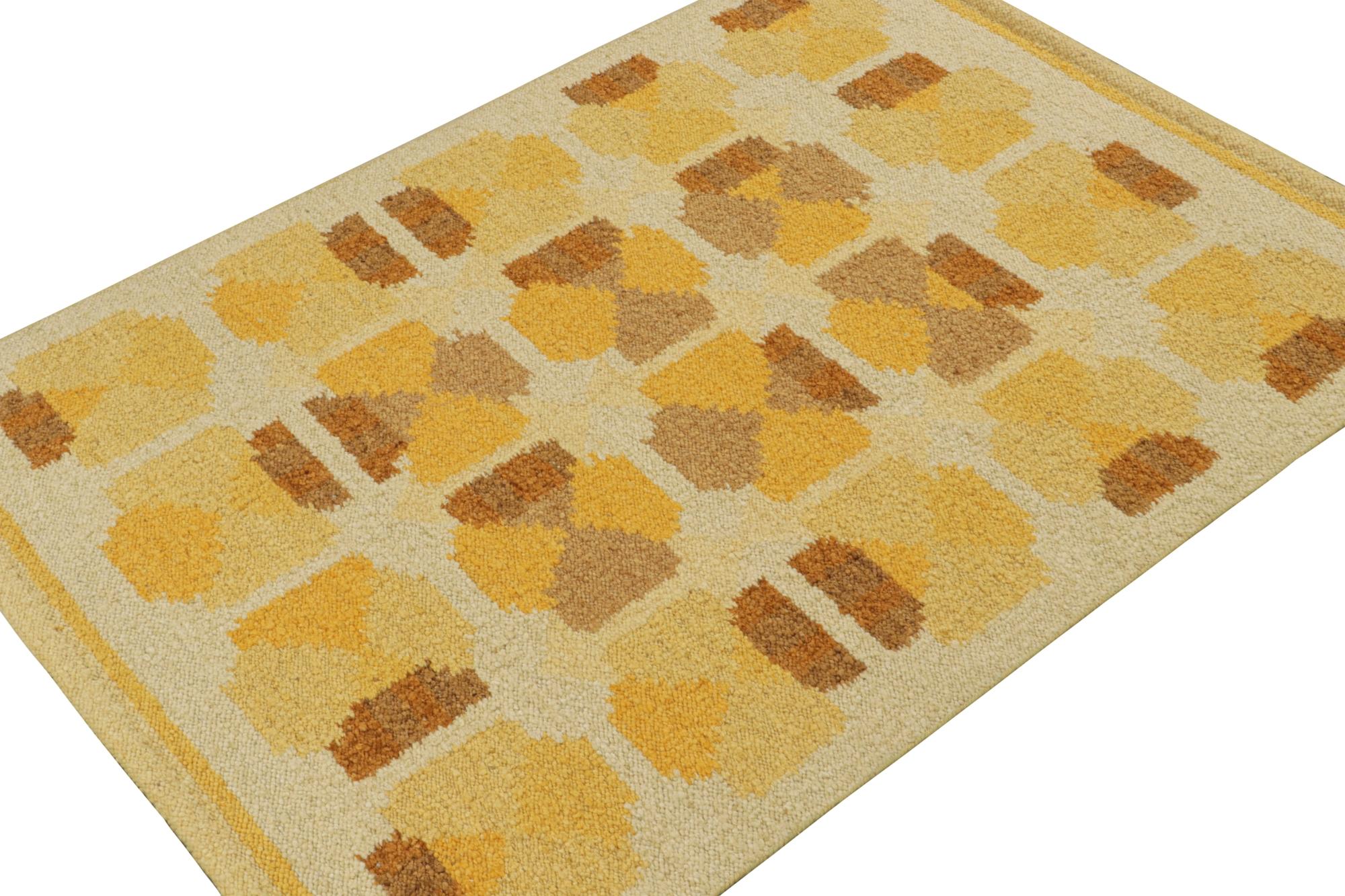 Kilim de estilo escandinavo de Rug & Kilim con motivos geométricos dorados y marrones Indio en venta