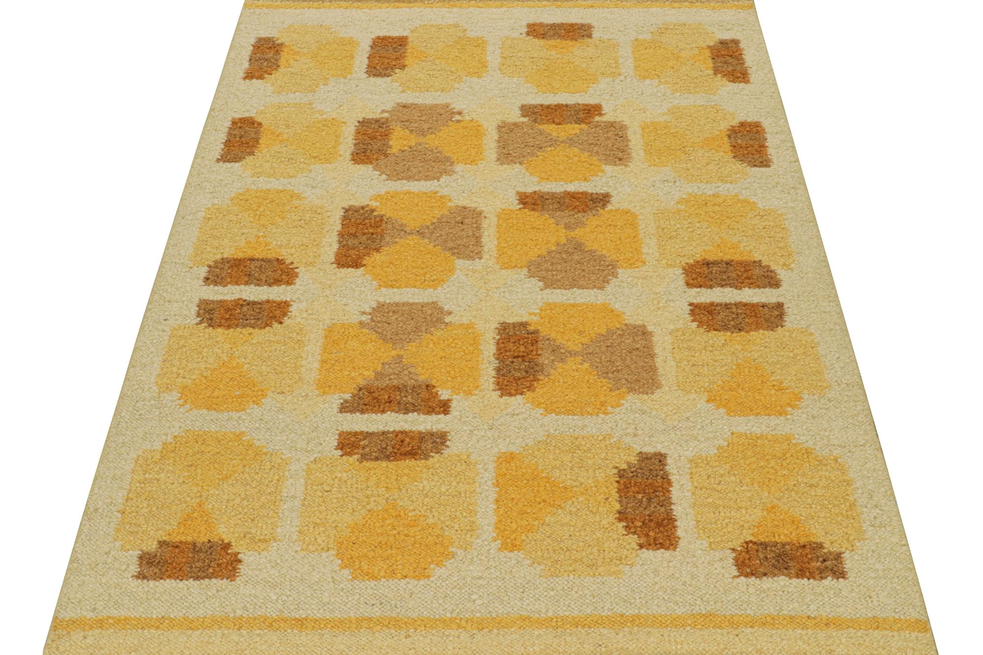 Kilim de estilo escandinavo de Rug & Kilim con motivos geométricos dorados y marrones Anudado a mano en venta