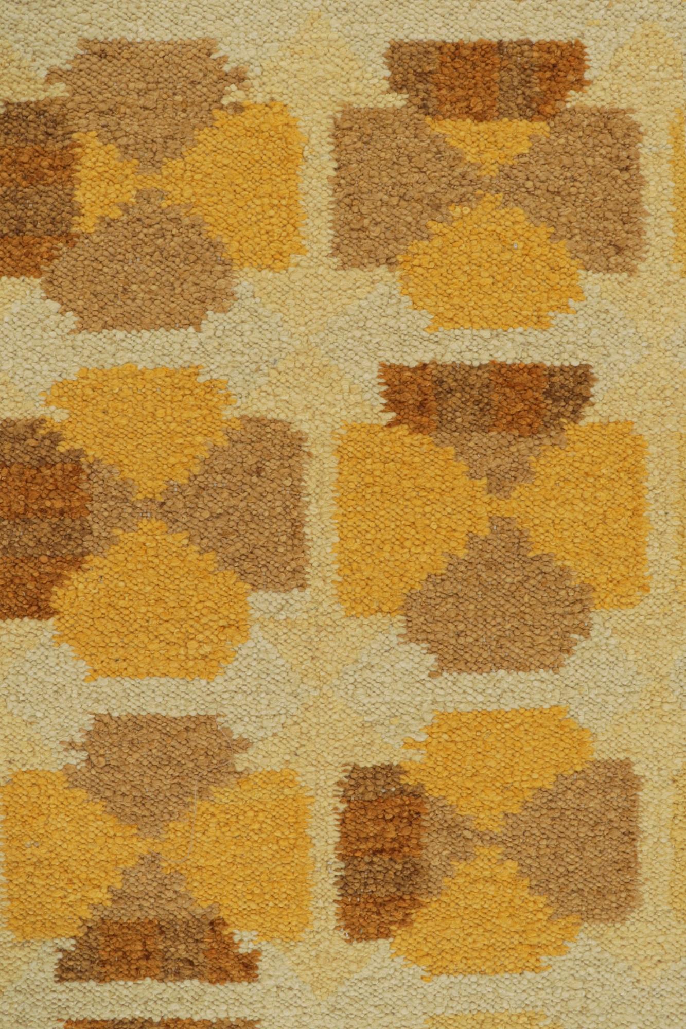 Skandinavischer Kilim von Rug & Kilim mit gold-braunen geometrischen Mustern im Zustand „Neu“ im Angebot in Long Island City, NY