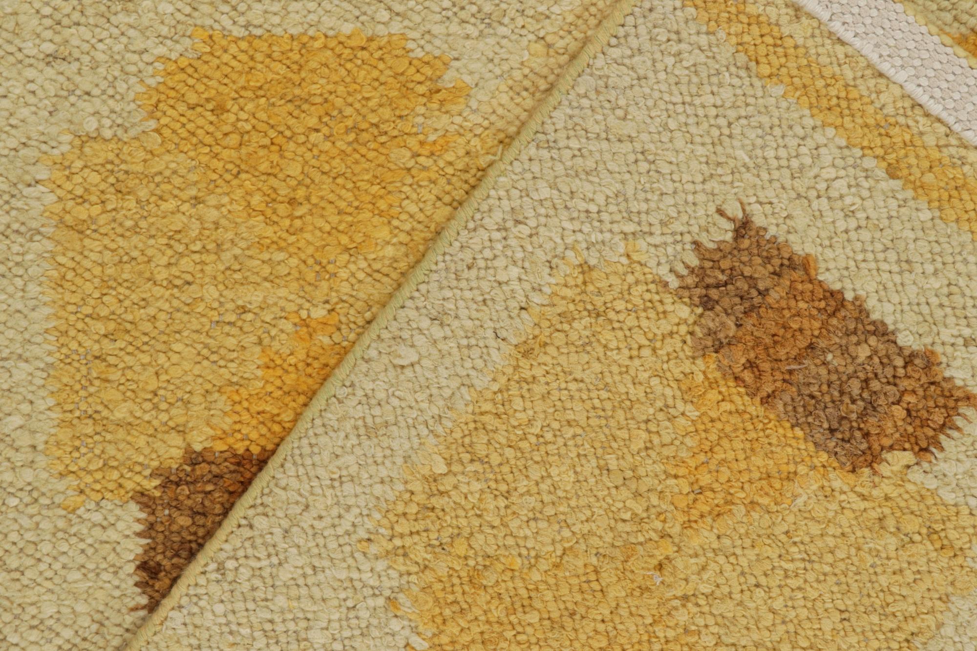 Kilim de estilo escandinavo de Rug & Kilim con motivos geométricos dorados y marrones Siglo XXI y contemporáneo en venta