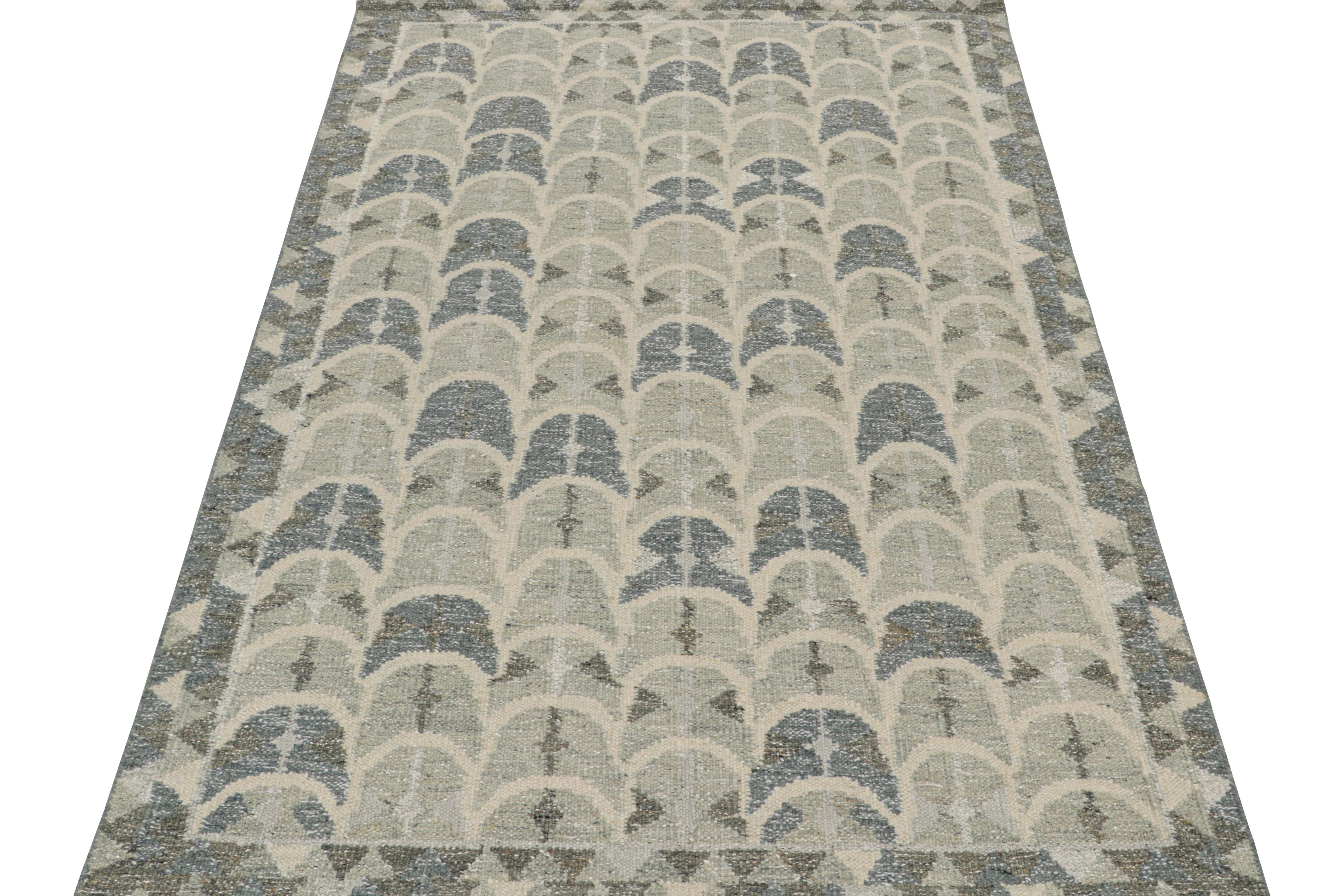Moderne Rug & Kilim's Scandinavian Style Kilim with Gray and Blue Geometric Patterns (Kilim de style scandinave avec des motifs géométriques gris et bleus) en vente