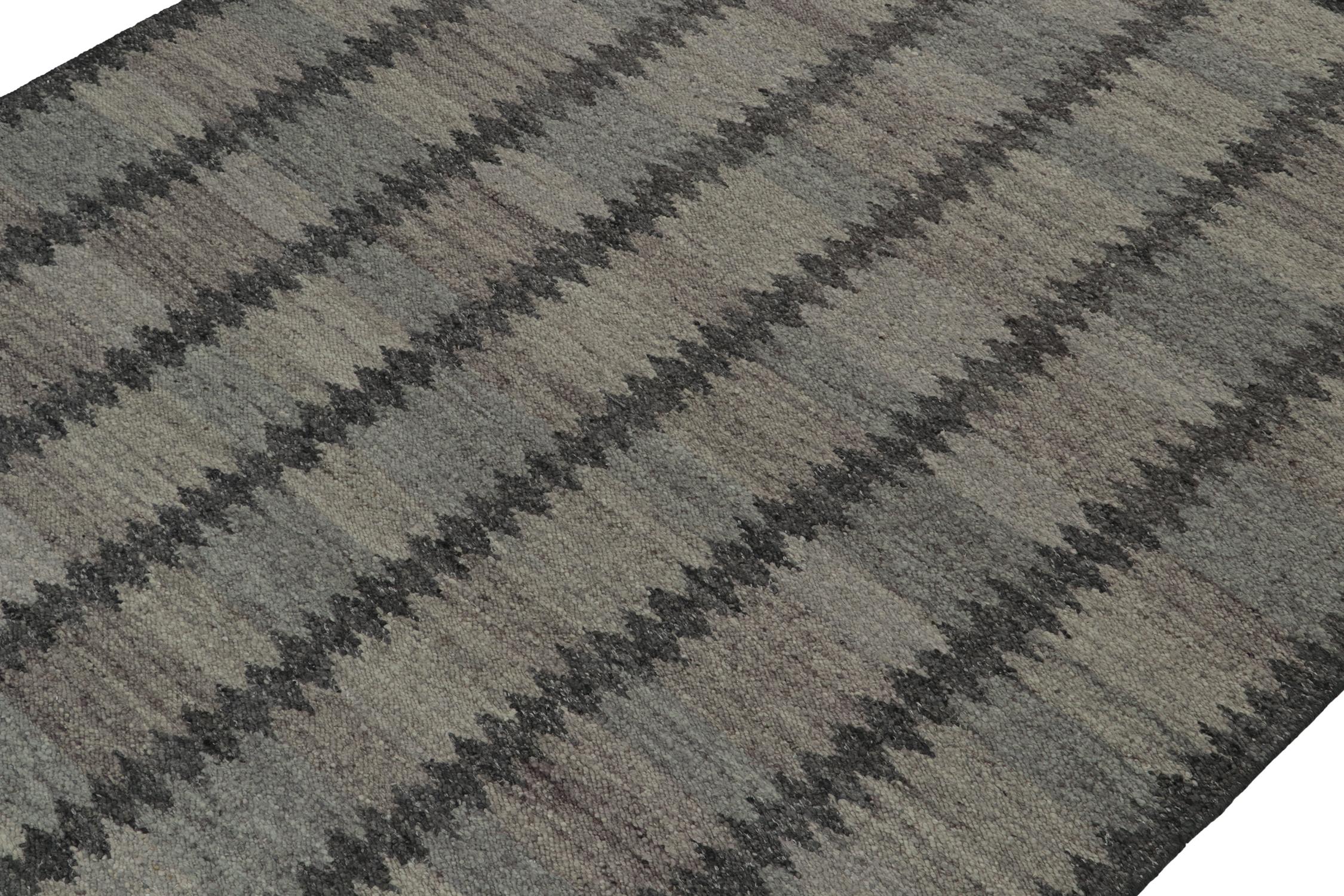 Skandinavischer Kilim von Rug & Kilim mit grauen und blauen geometrischen Mustern (Indisch) im Angebot