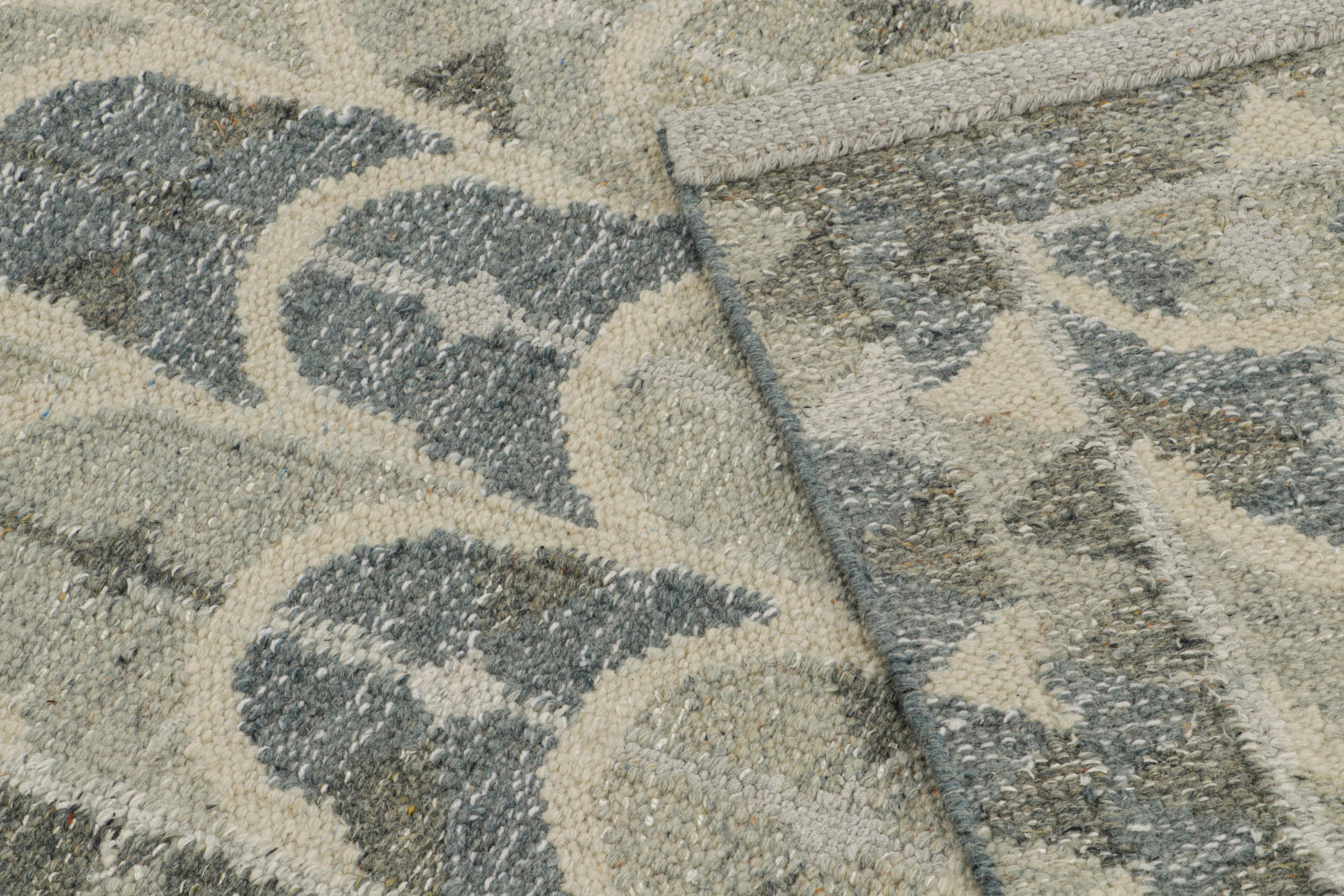 XXI secolo e contemporaneo Rug & Kilim: Kilim in stile scandinavo con motivi geometrici grigi e blu in vendita