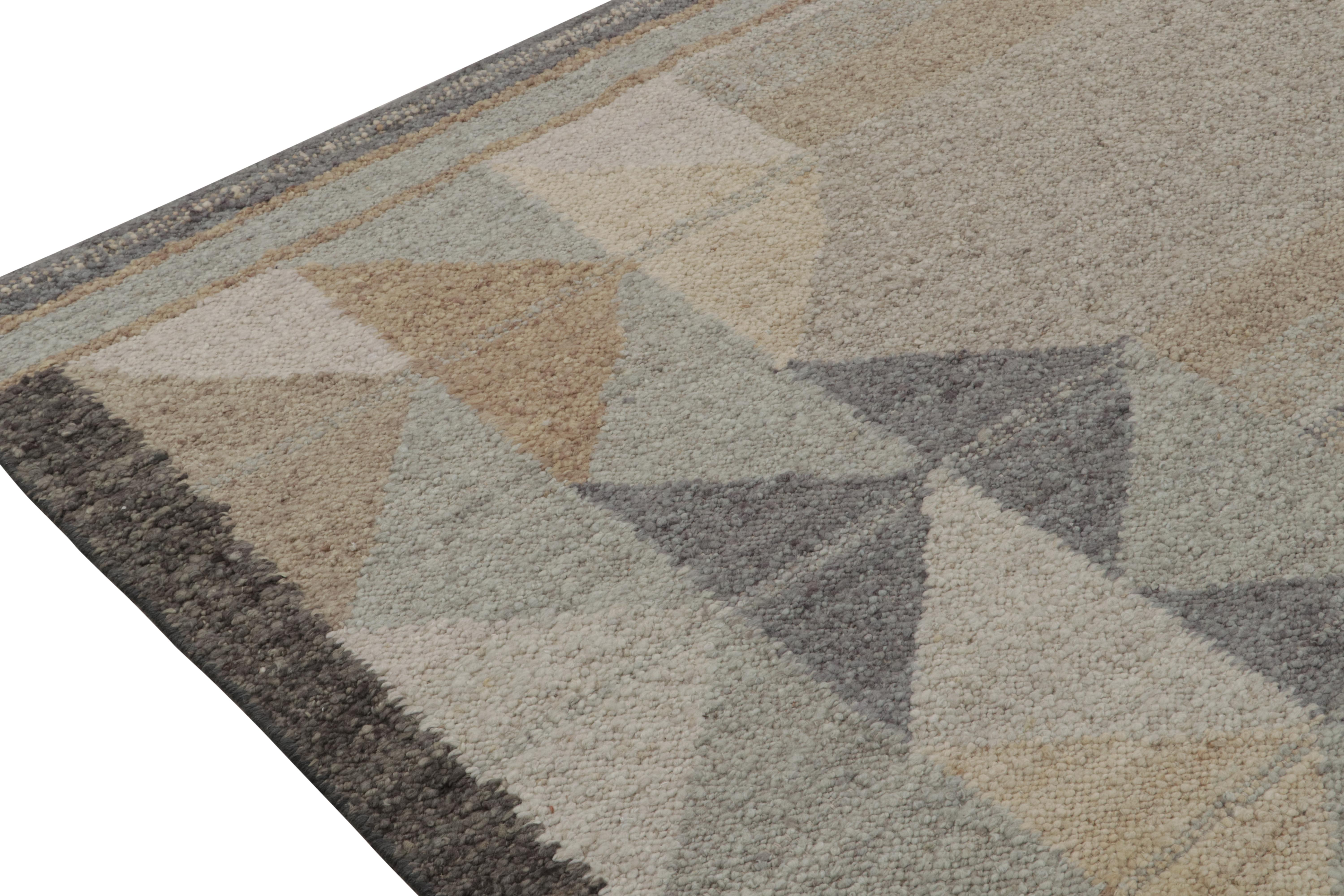 Noué à la main Rug & Kilim's Scandinavian Style Kilim with Grey, Blue, Beige Geometric Patterns (Kilim de style scandinave avec des motifs géométriques gris, bleus et beiges) en vente