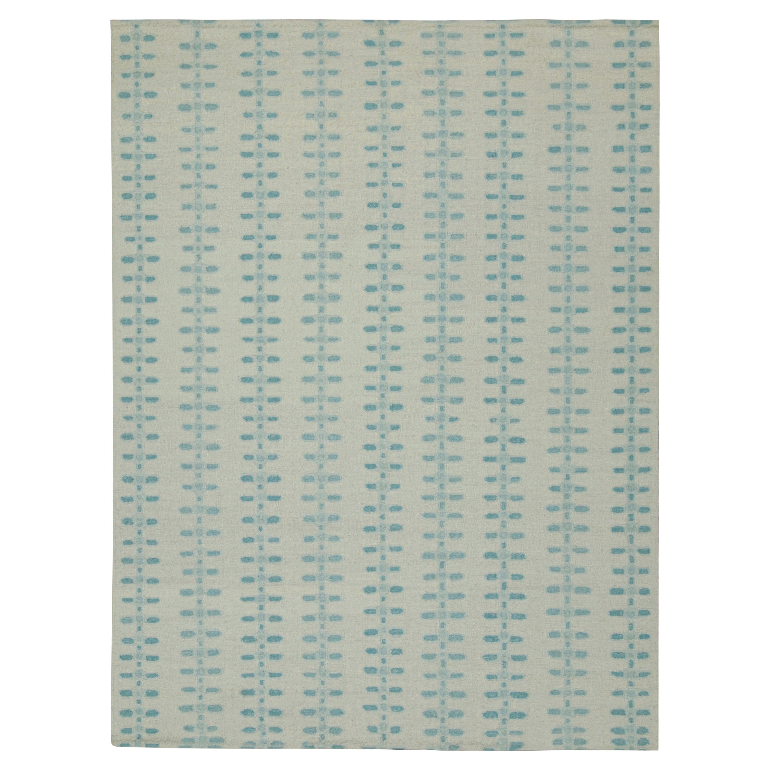 Rug & Kilim è un kilim in stile scandinavo con motivi nei toni del blu e del grigio.