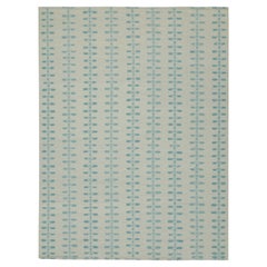 Rug & Kilim è un kilim in stile scandinavo con motivi nei toni del blu e del grigio.