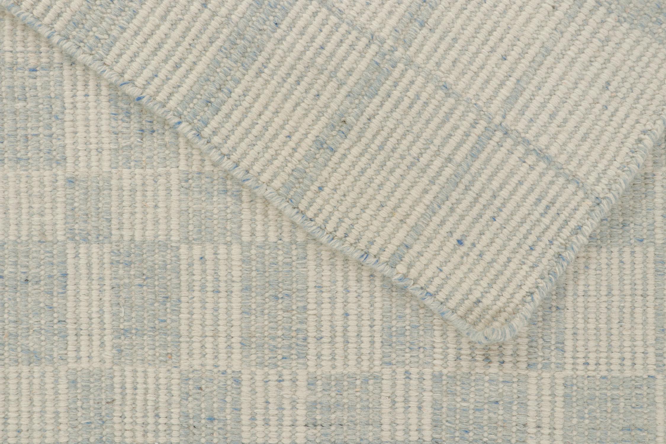 Skandinavischer Kilim von Rug & Kilim mit geometrischen Mustern in Silber und Blau (21. Jahrhundert und zeitgenössisch) im Angebot