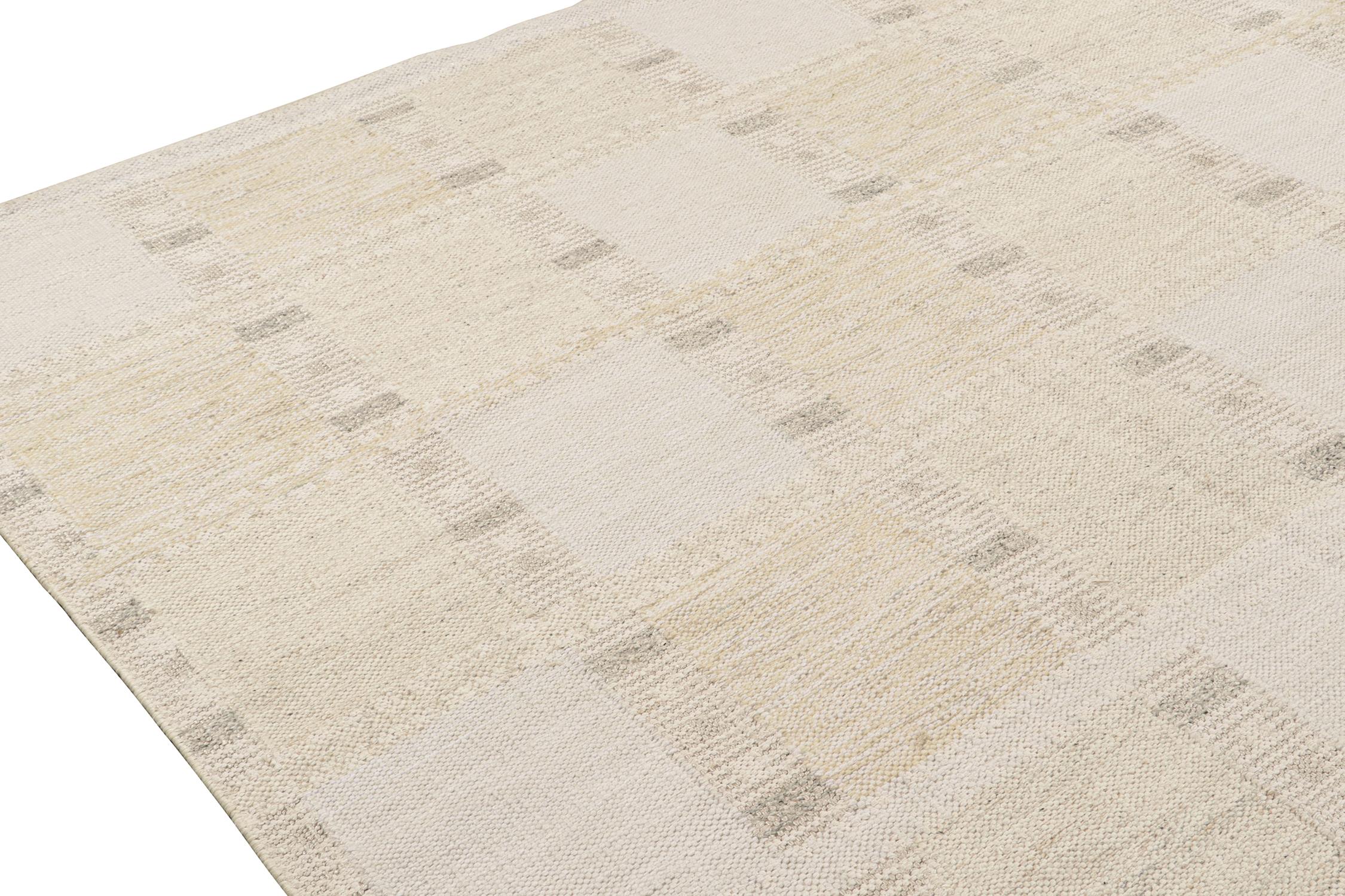 Annodato a mano Rug & Kilim è un kilim in stile scandinavo con motivi geometrici color grigio e beige. in vendita