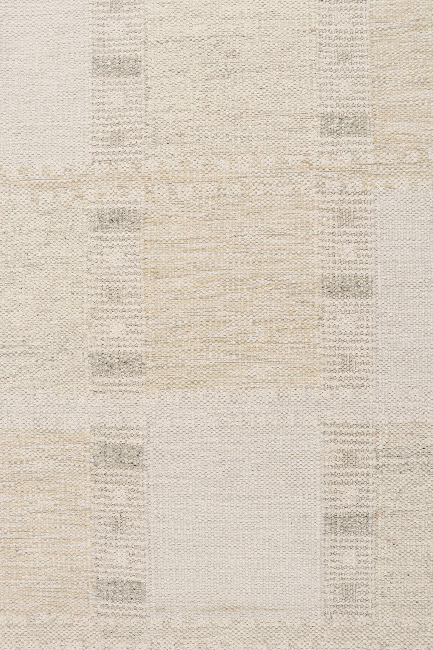 Rug & Kilim è un kilim in stile scandinavo con motivi geometrici color grigio e beige. In condizioni Nuovo in vendita a Long Island City, NY