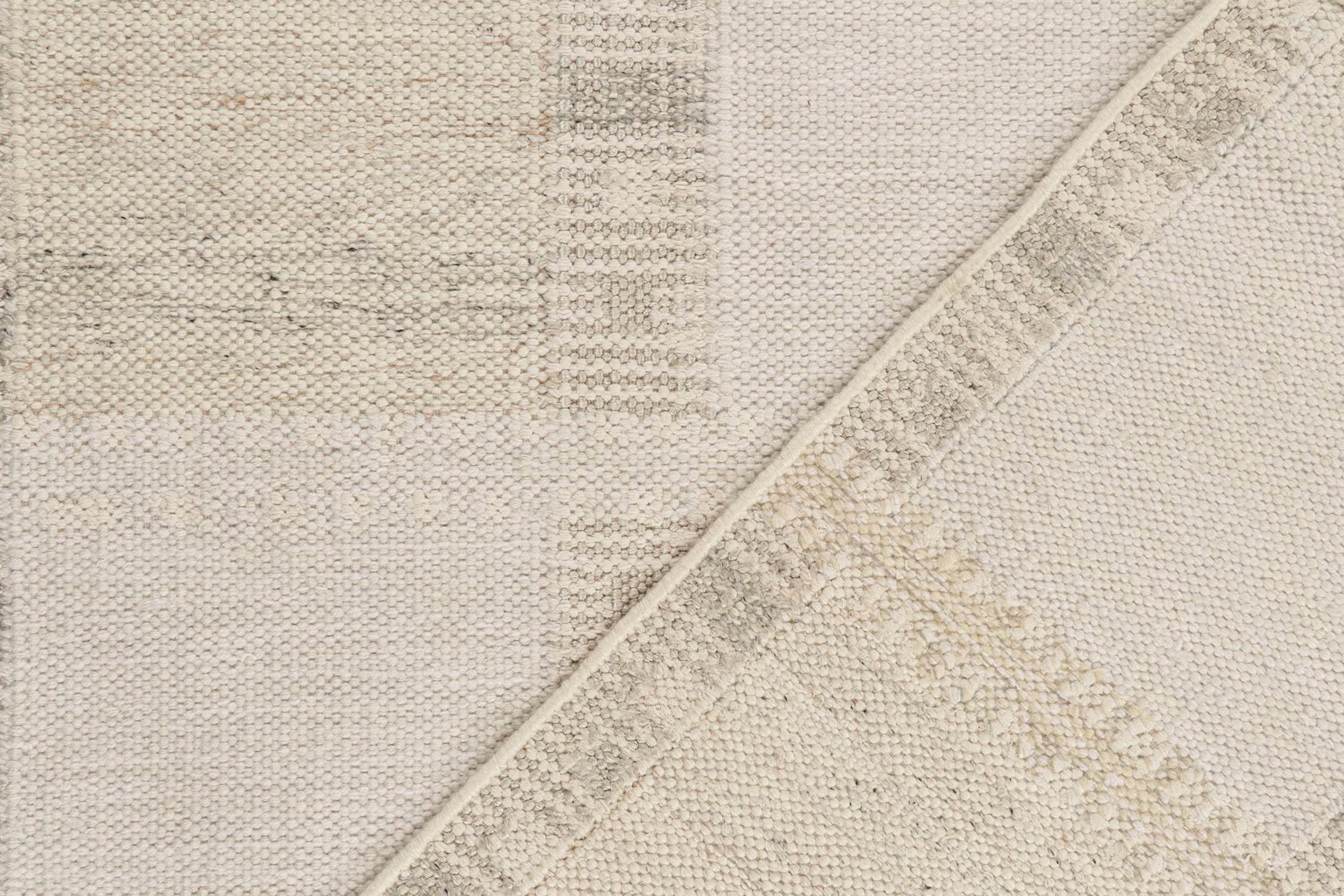 XXI secolo e contemporaneo Rug & Kilim è un kilim in stile scandinavo con motivi geometrici color grigio e beige. in vendita