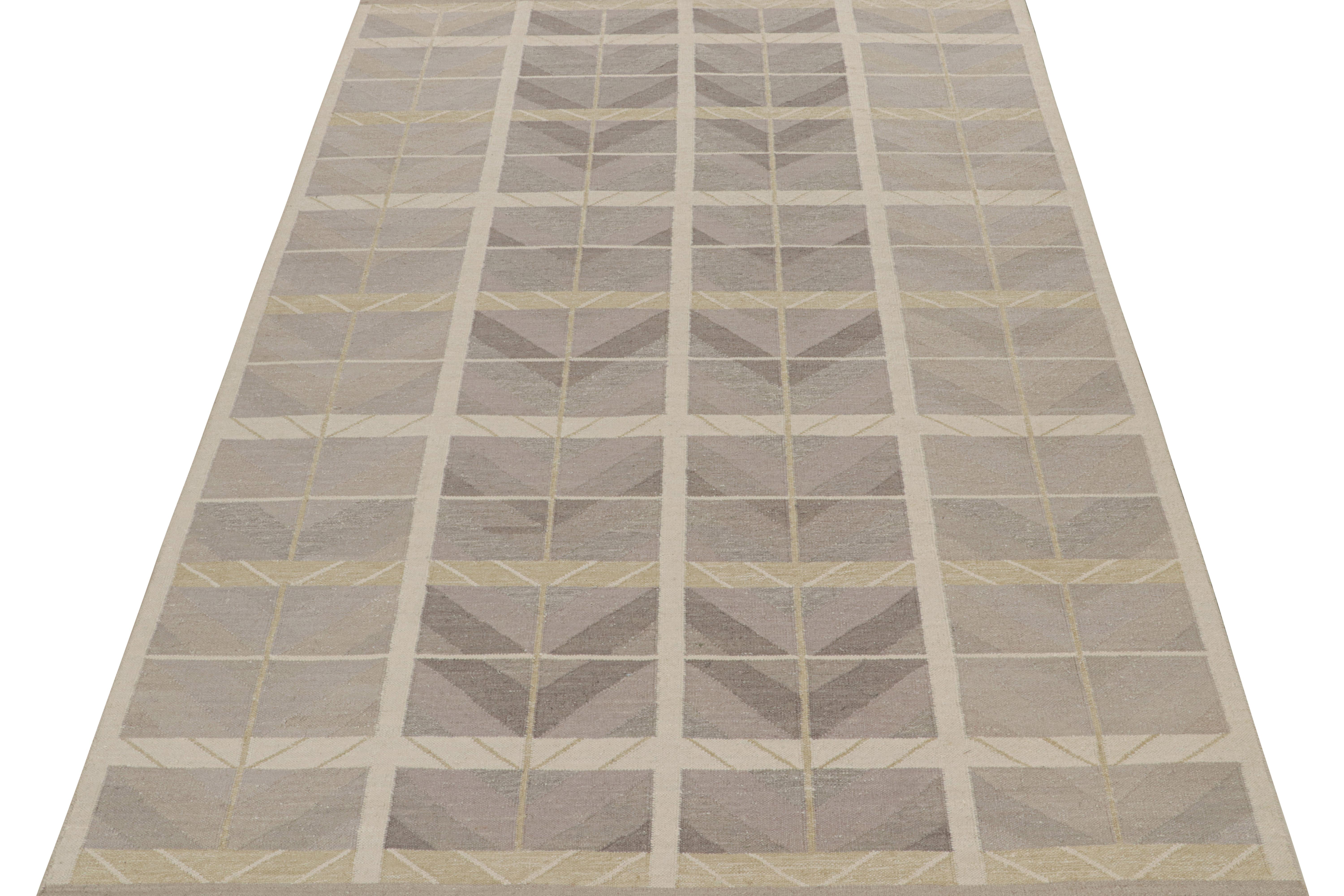 Moderno Rug & Kilim è un kilim in stile scandinavo con motivi geometrici e chevrons color grigio scuro. in vendita