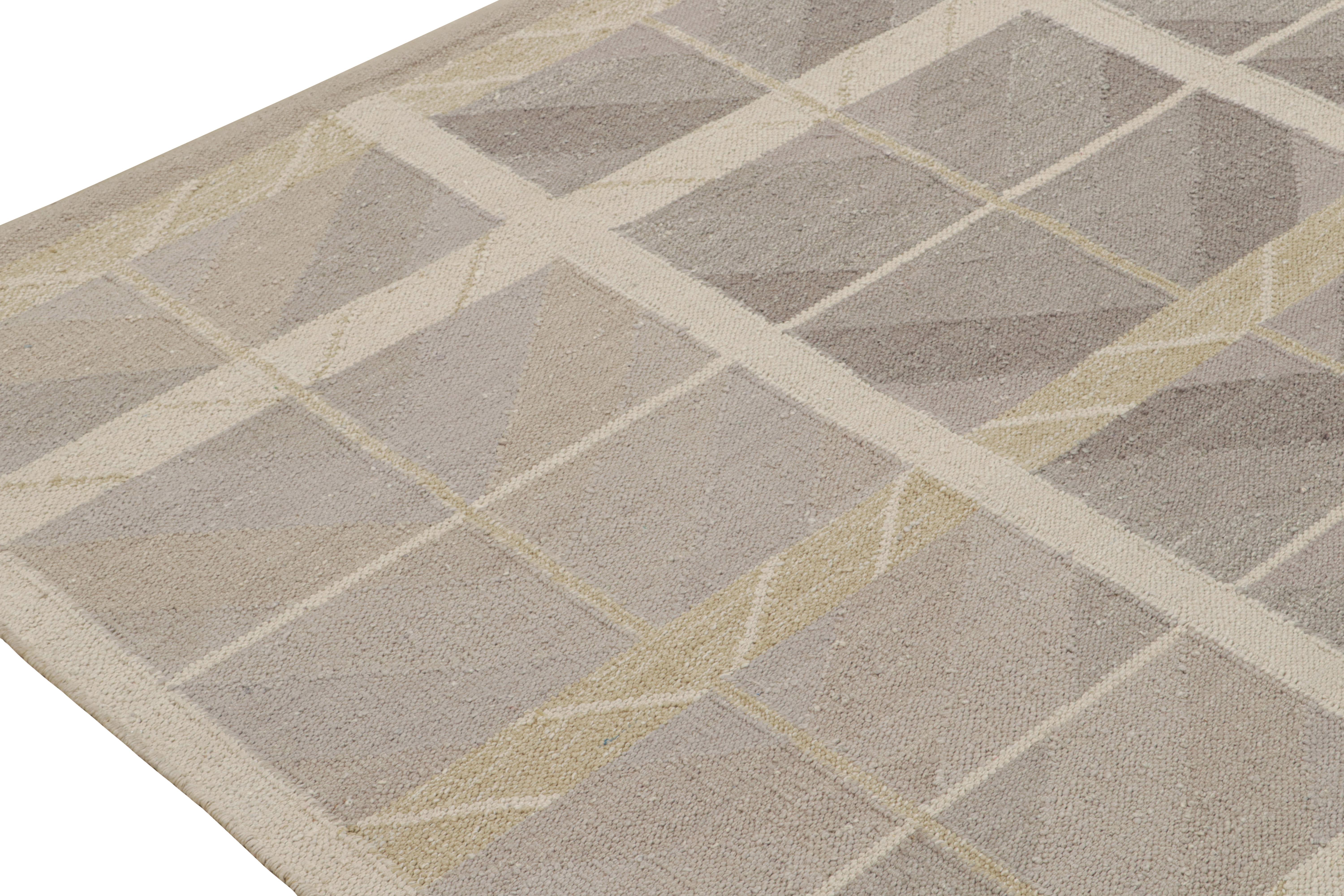 Tessuto a mano Rug & Kilim è un kilim in stile scandinavo con motivi geometrici e chevrons color grigio scuro. in vendita