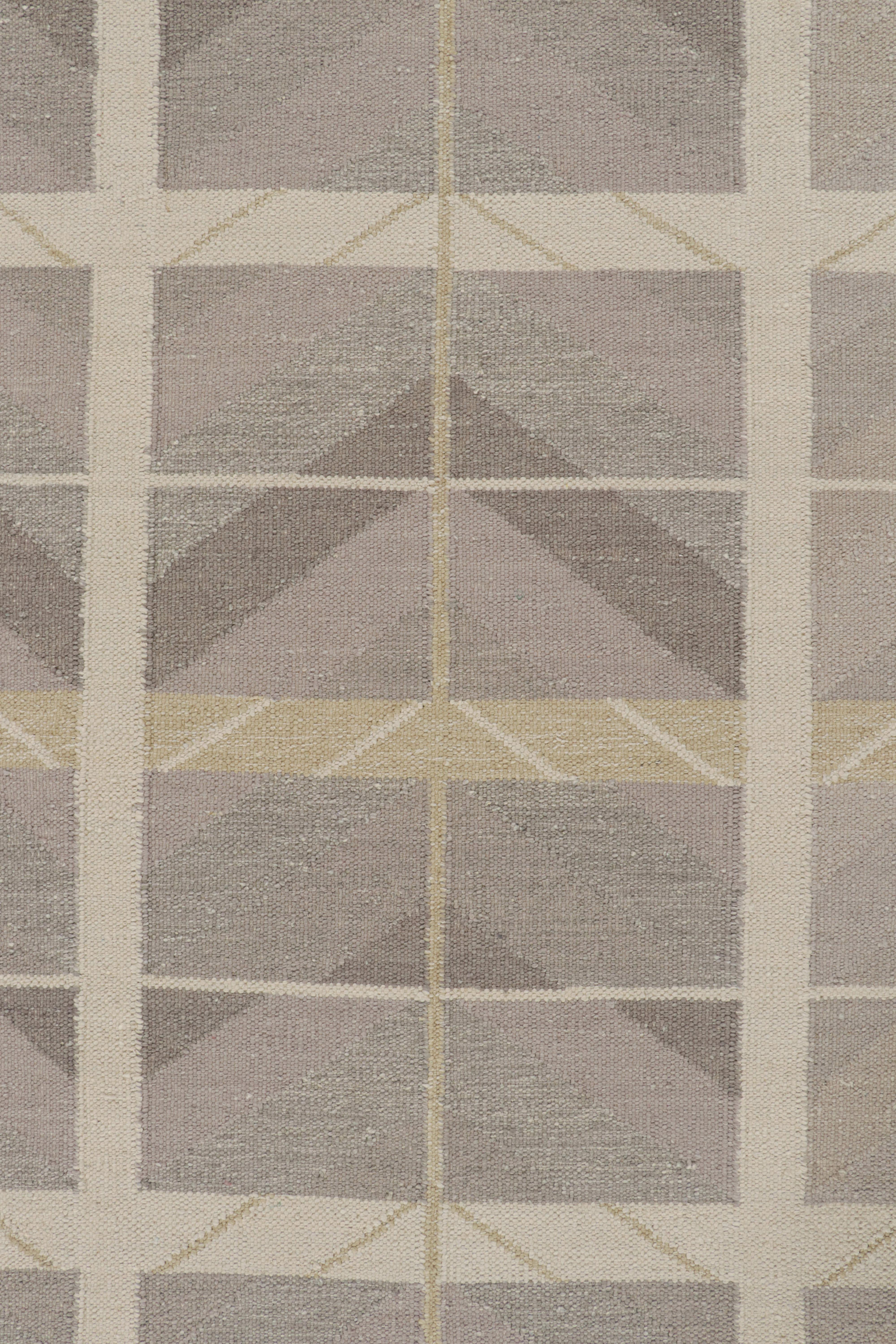 XXI secolo e contemporaneo Rug & Kilim è un kilim in stile scandinavo con motivi geometrici e chevrons color grigio scuro. in vendita