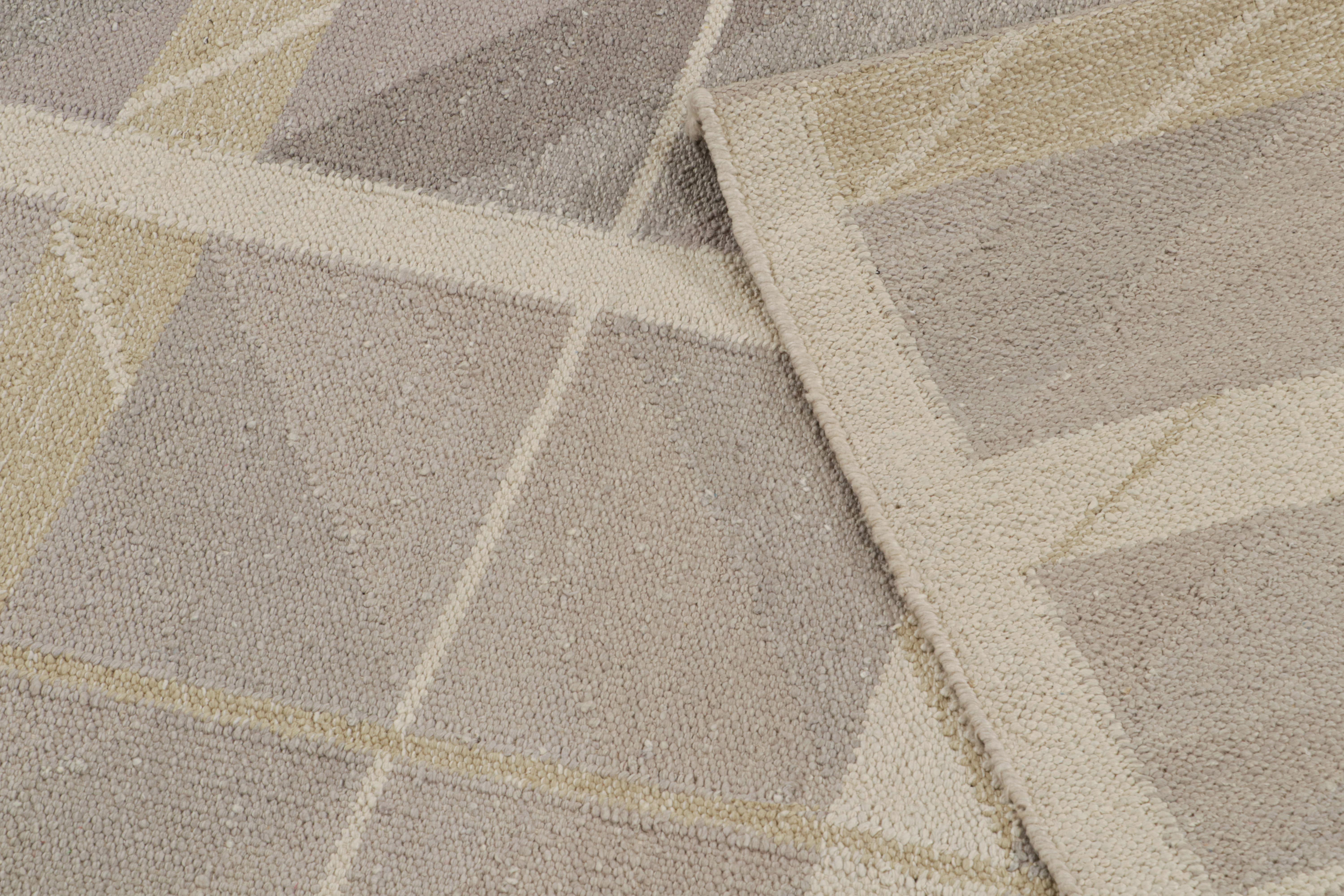 Seta Rug & Kilim è un kilim in stile scandinavo con motivi geometrici e chevrons color grigio scuro. in vendita