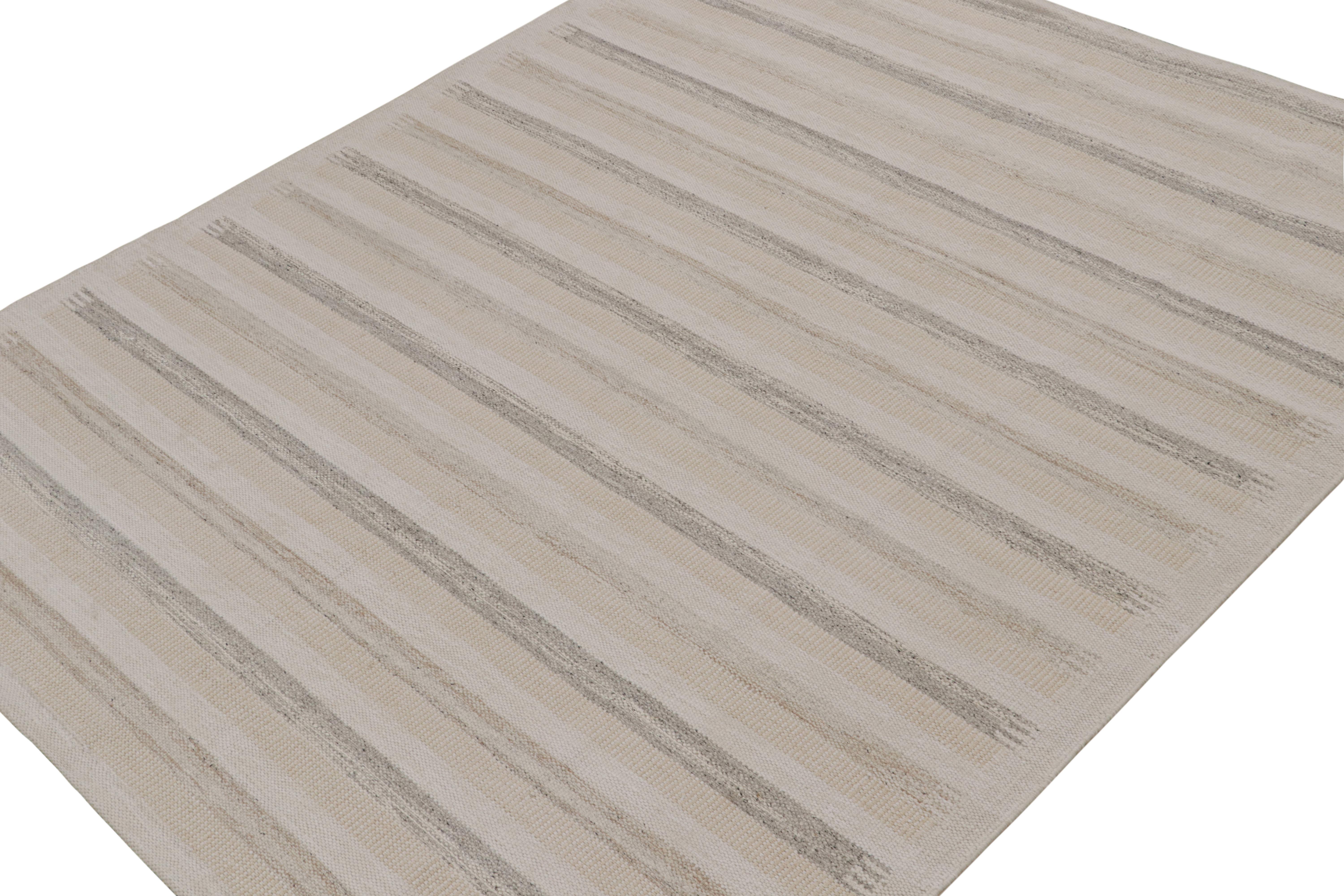 Questo tappeto a trama piatta 8x10 è un'audace novità della Scandinavian Collection di Rug & Kilim. Il suo design, tessuto a mano in lana e filati naturali, riflette una rivisitazione contemporanea dello stile Rollakans e Swedish Deco di metà