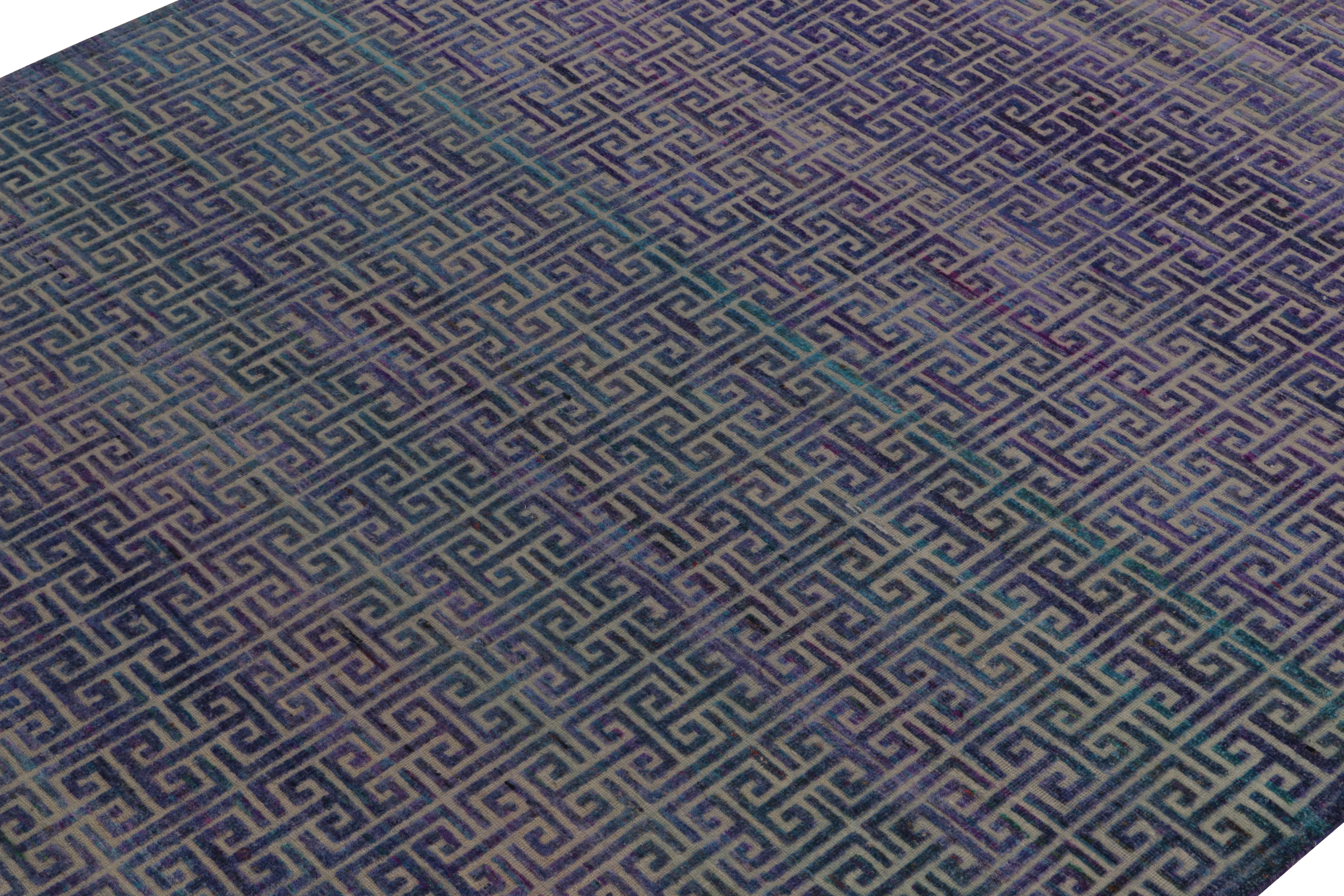 Rug & Kilim's moderner Teppich im skandinavischen Stil in Blau und Lila mit High-Low-Mustern (Indisch) im Angebot