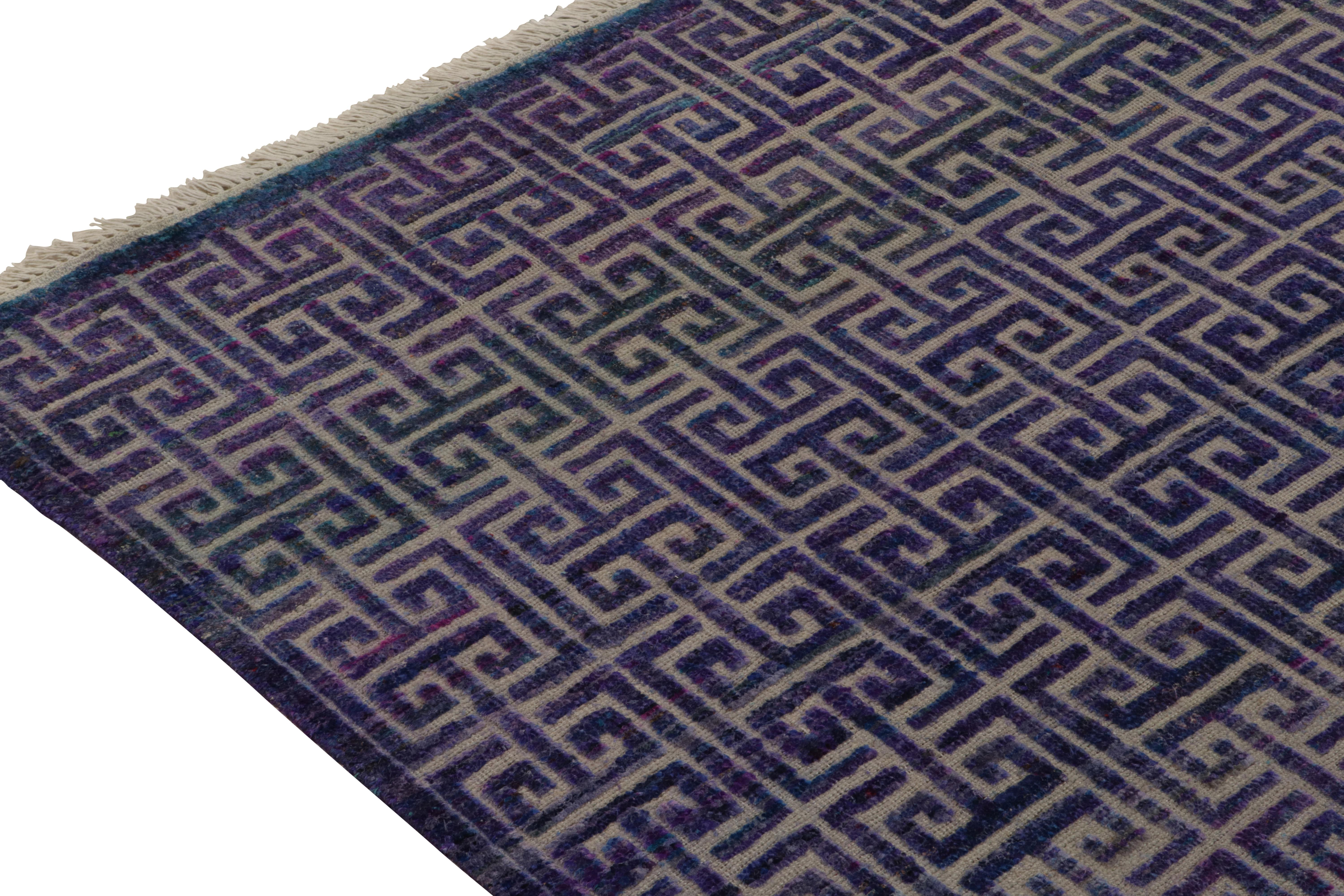 Rug & Kilim's moderner Teppich im skandinavischen Stil in Blau und Lila mit High-Low-Mustern (Handgeknüpft) im Angebot