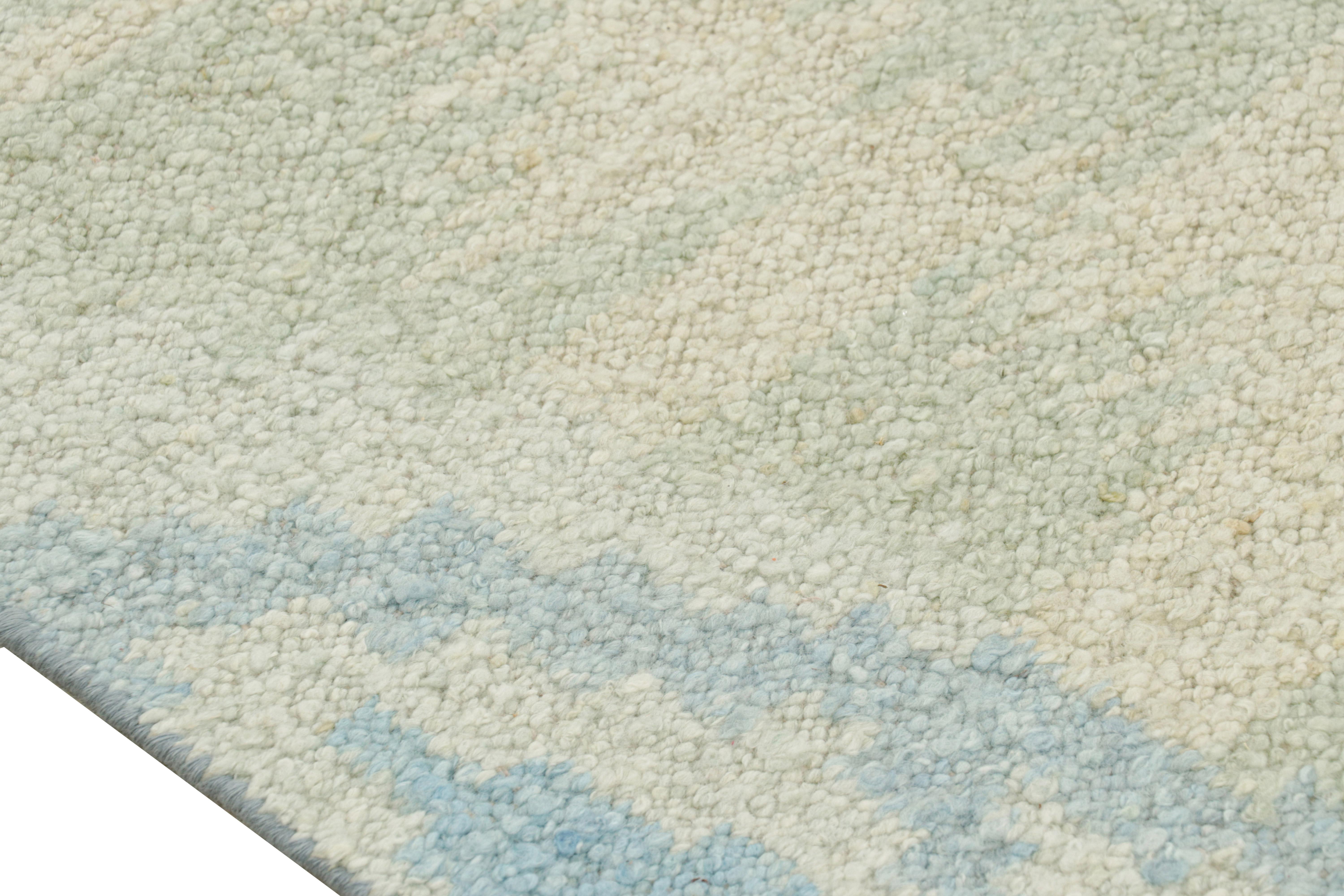 Moderne Rug & Kilim's Scandinavian Style Open Field Rug in Seafoam Blue and Green Tones (tapis à champs ouverts de style scandinave dans les tons bleu et vert) en vente