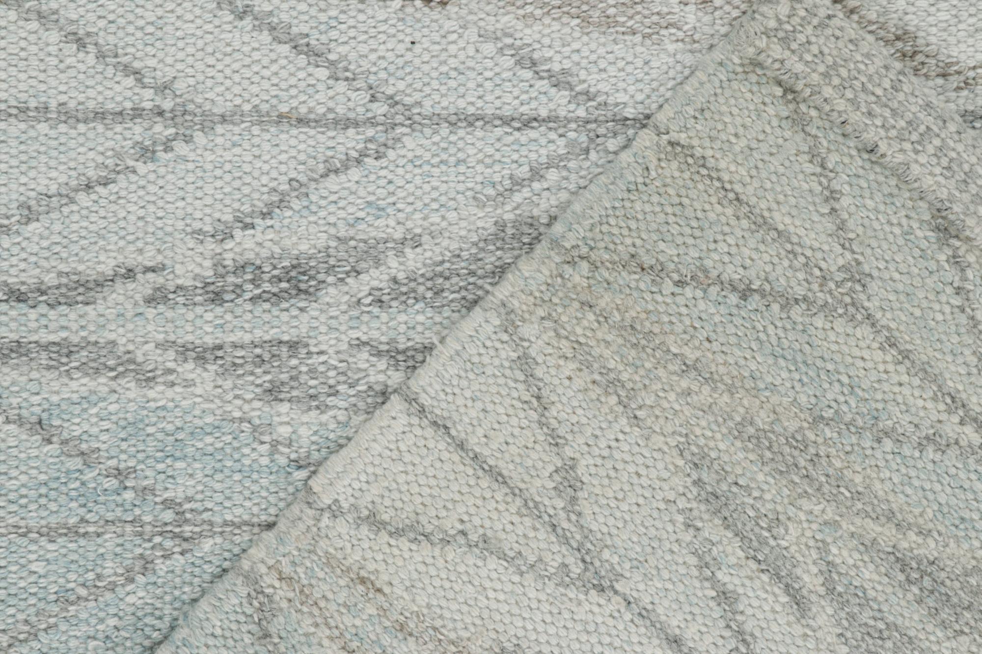 Outdoor-Kilim im skandinavischen Stil von Rug & Kilim mit geometrischem Muster in Blau und Grau (21. Jahrhundert und zeitgenössisch) im Angebot