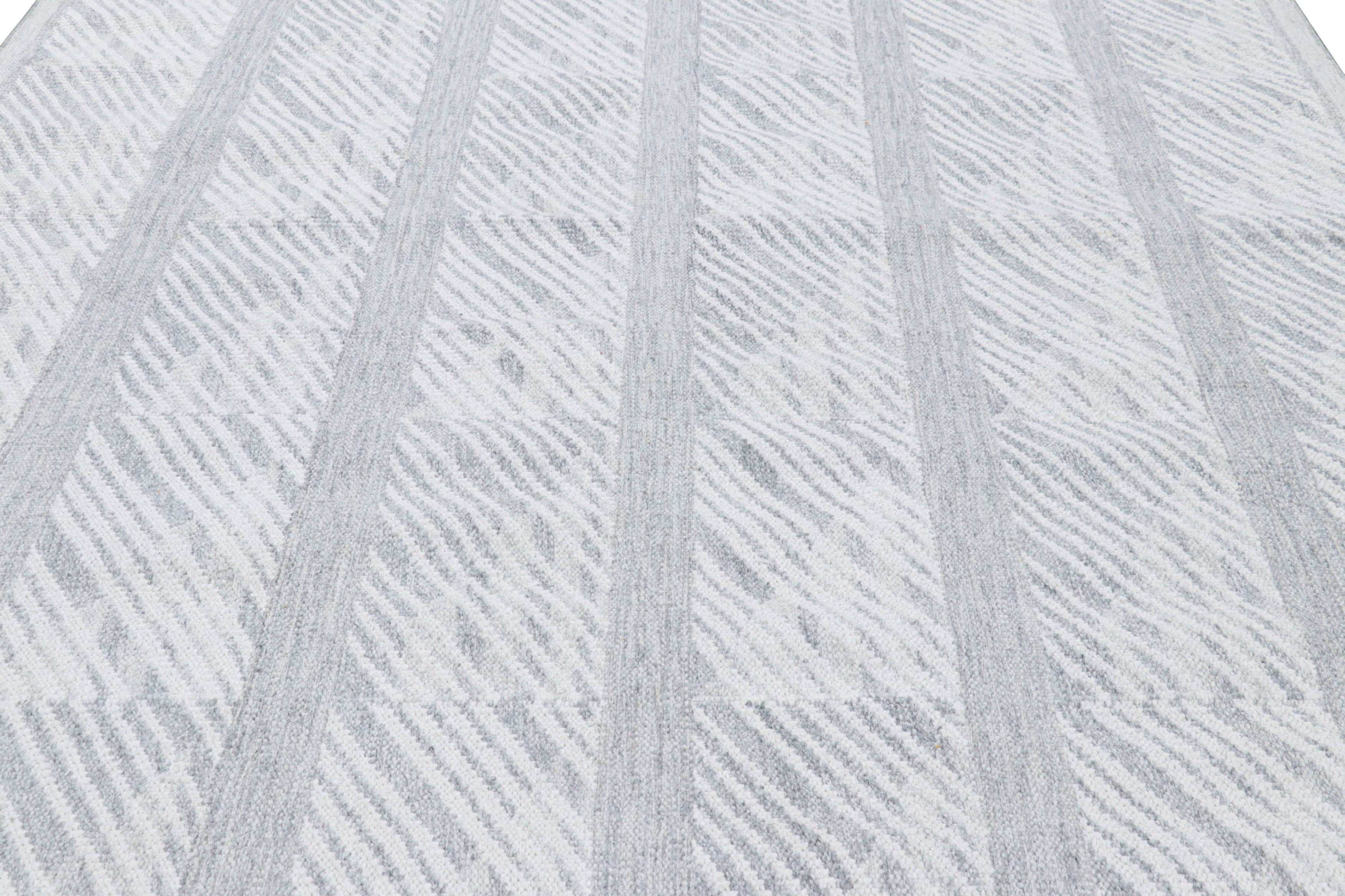 Dieser handgewebte zeitgenössische Teppich im Format 8x10 ist eine aufregende neue Ergänzung der skandinavischen Teppichkollektion von Rug & Kilim für den Außenbereich und Flachgewebe - eine zeitgenössische Neuinterpretation des schwedischen