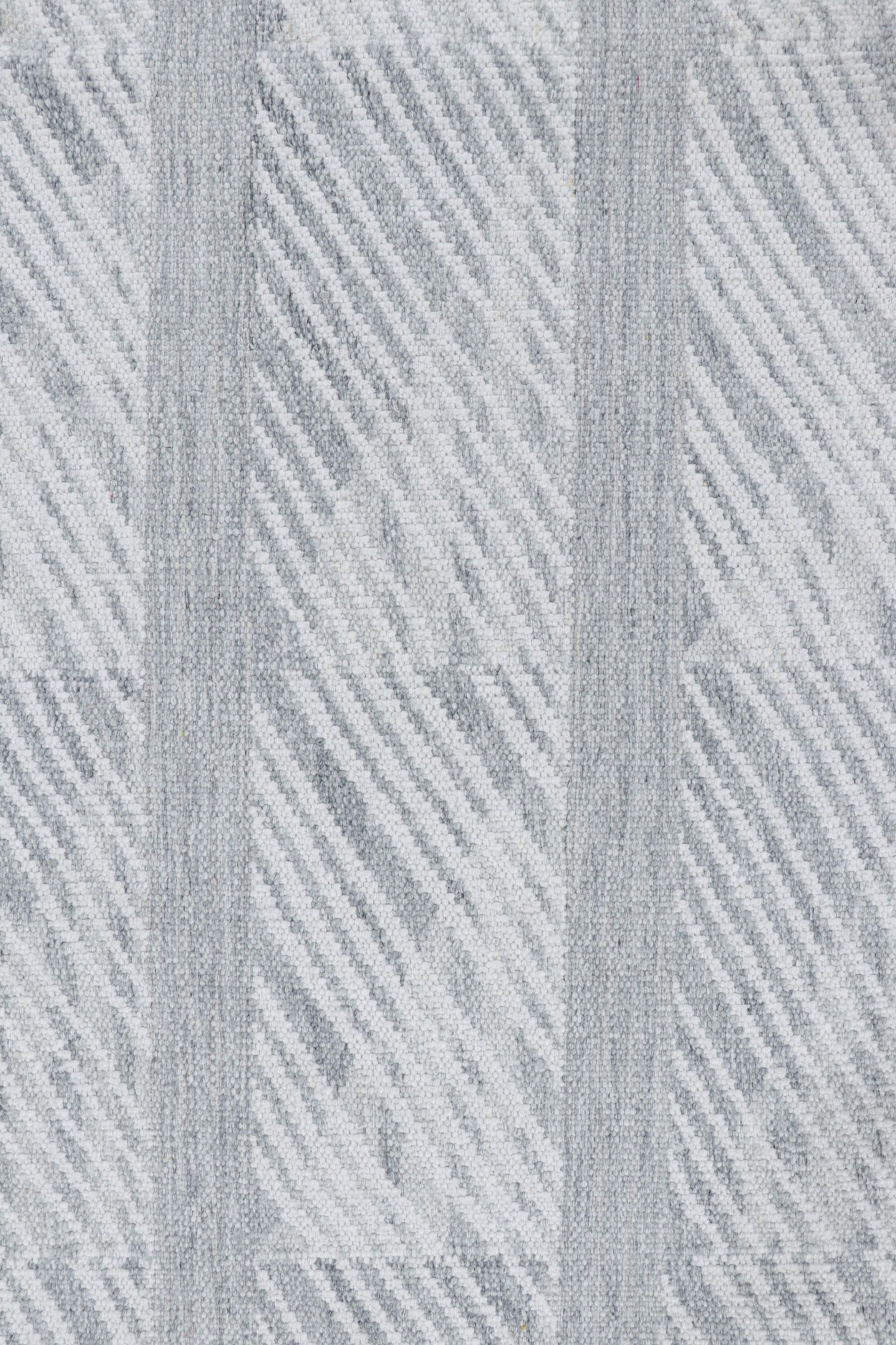 Rug & Kilim's Outdoor-Teppich im skandinavischen Stil mit grauen und weißen geometrischen Mustern (Moderne) im Angebot