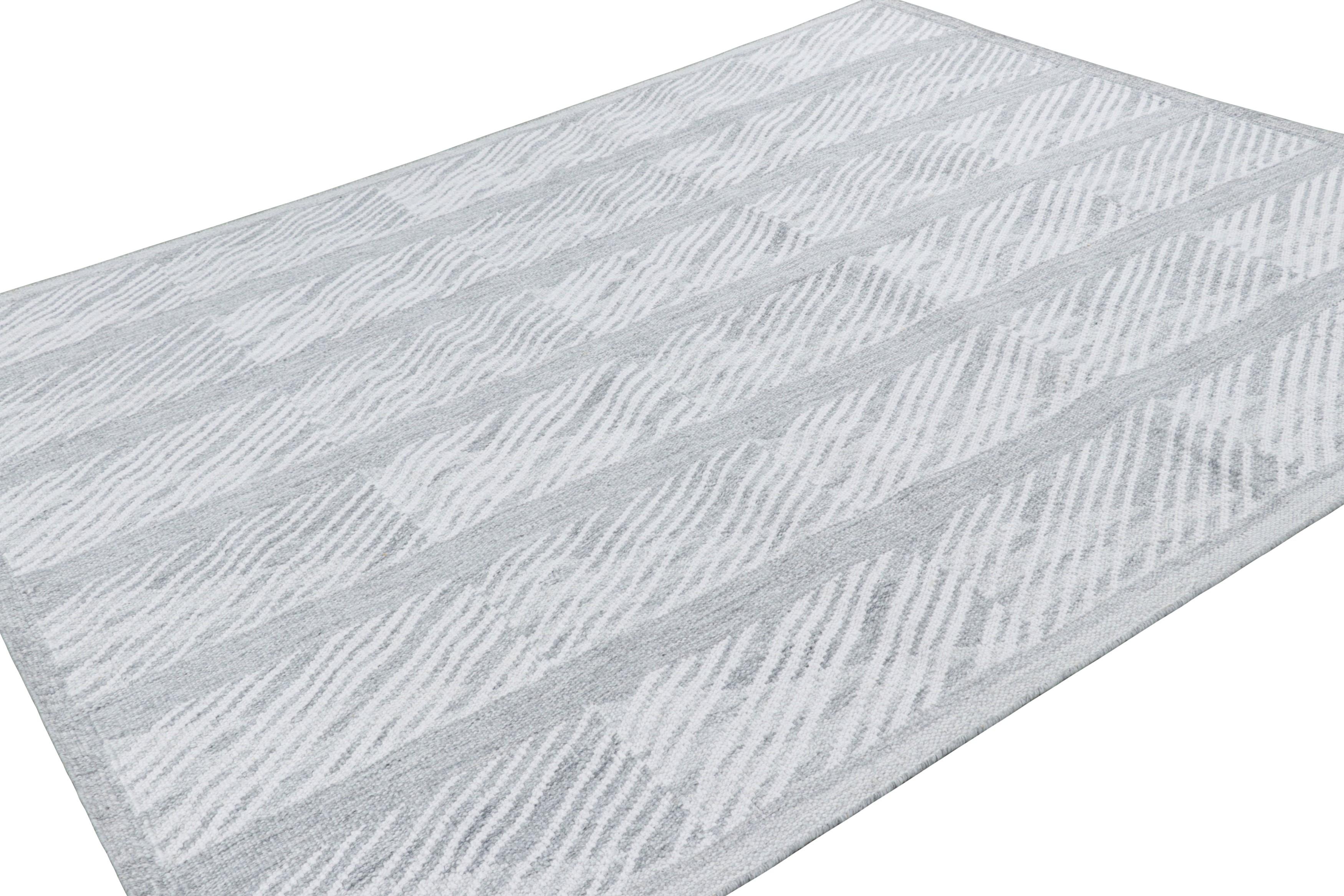 Rug & Kilim's Outdoor-Teppich im skandinavischen Stil mit grauen und weißen geometrischen Mustern (Indisch) im Angebot