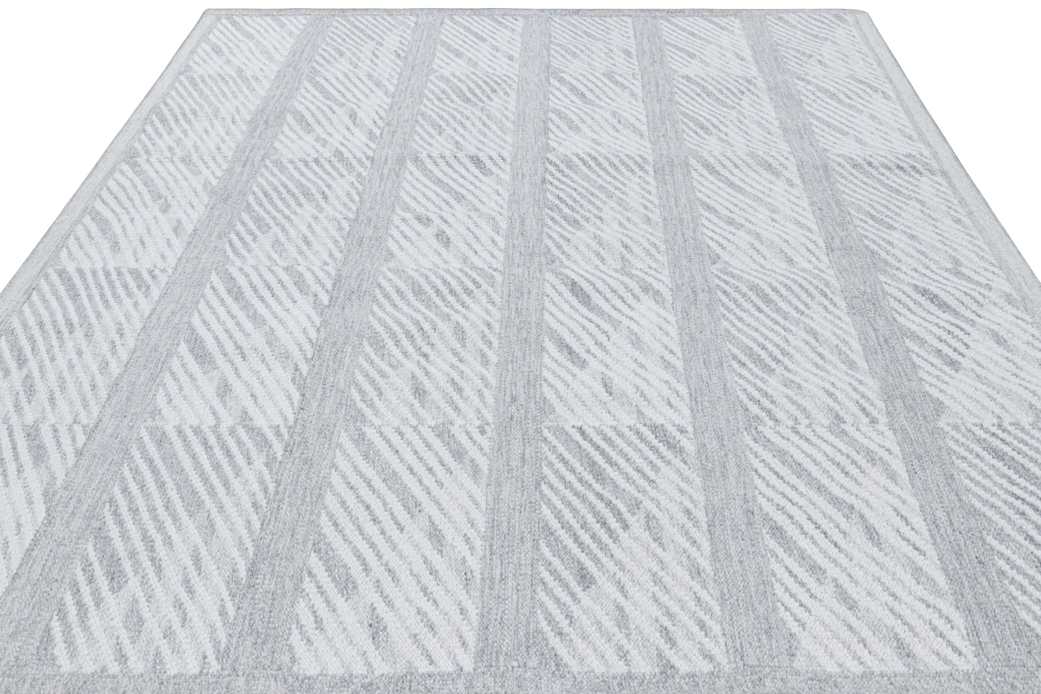 Rug & Kilim's Outdoor-Teppich im skandinavischen Stil mit grauen und weißen geometrischen Mustern (Handgewebt) im Angebot