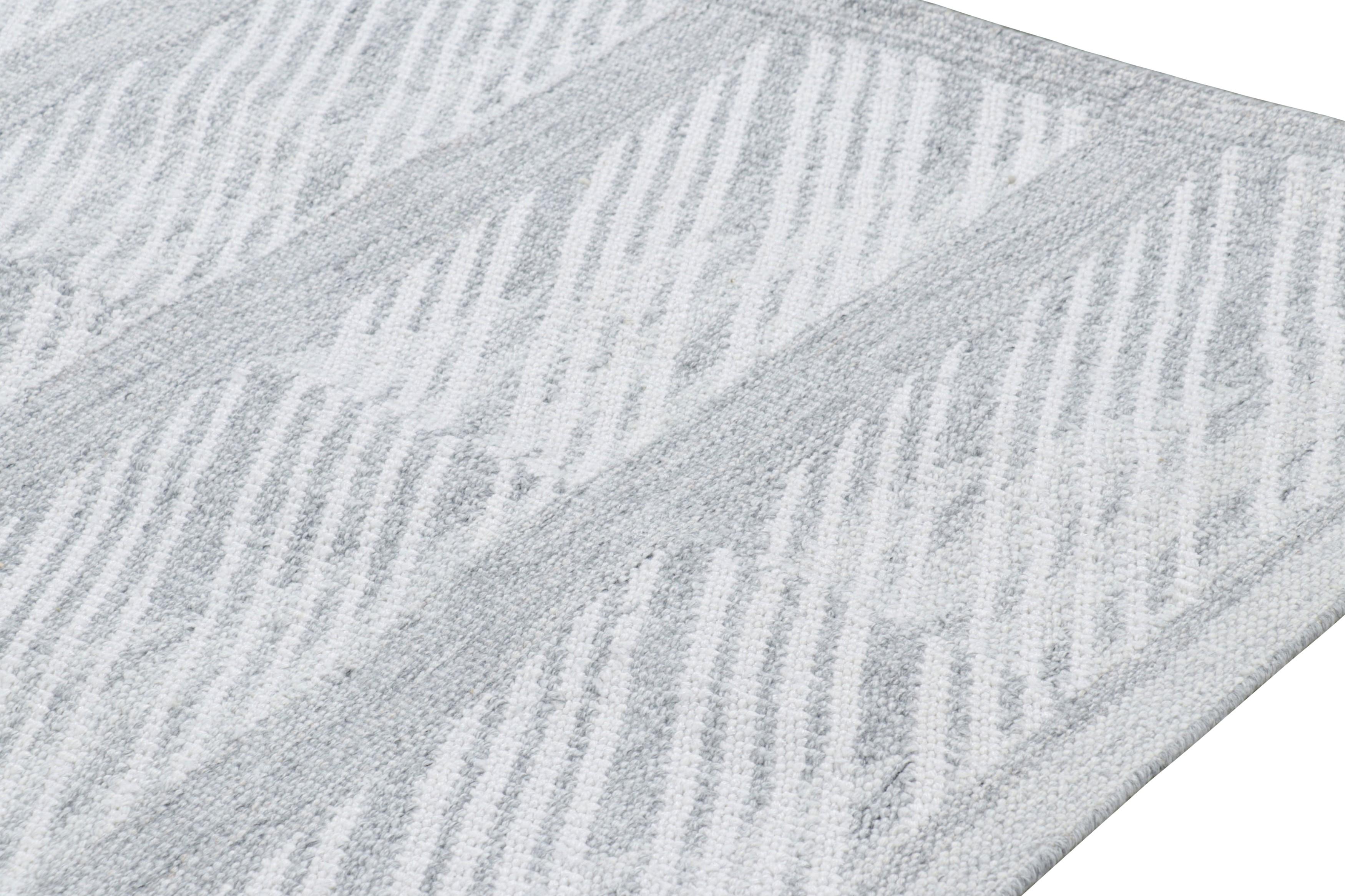 Rug & Kilim's Outdoor-Teppich im skandinavischen Stil mit grauen und weißen geometrischen Mustern im Zustand „Neu“ im Angebot in Long Island City, NY