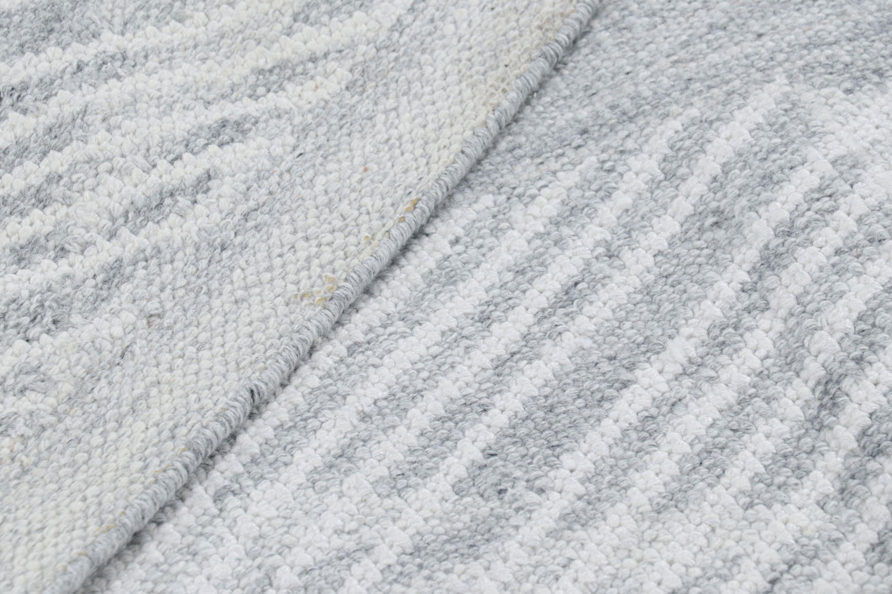 Rug & Kilim's Outdoor-Teppich im skandinavischen Stil mit grauen und weißen geometrischen Mustern (21. Jahrhundert und zeitgenössisch) im Angebot
