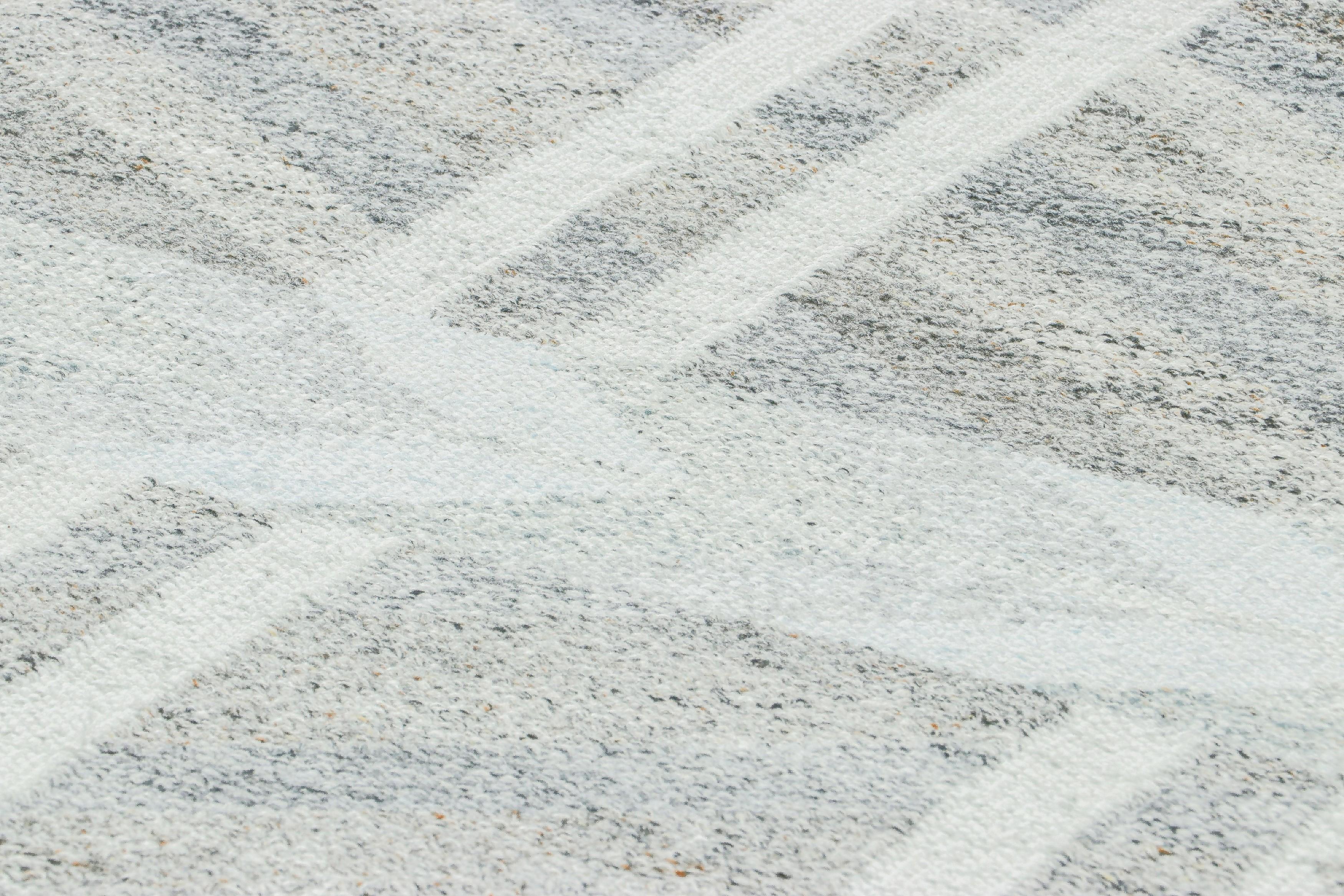 Questo tappeto 9x12 è una nuova ed entusiasmante aggiunta alla linea Outdoor della collezione di tappeti scandinavi di Rug & Kilim: una rivisitazione contemporanea del minimalismo svedese e dei tappeti e tessuti vintage delle tradizioni Rollakan e