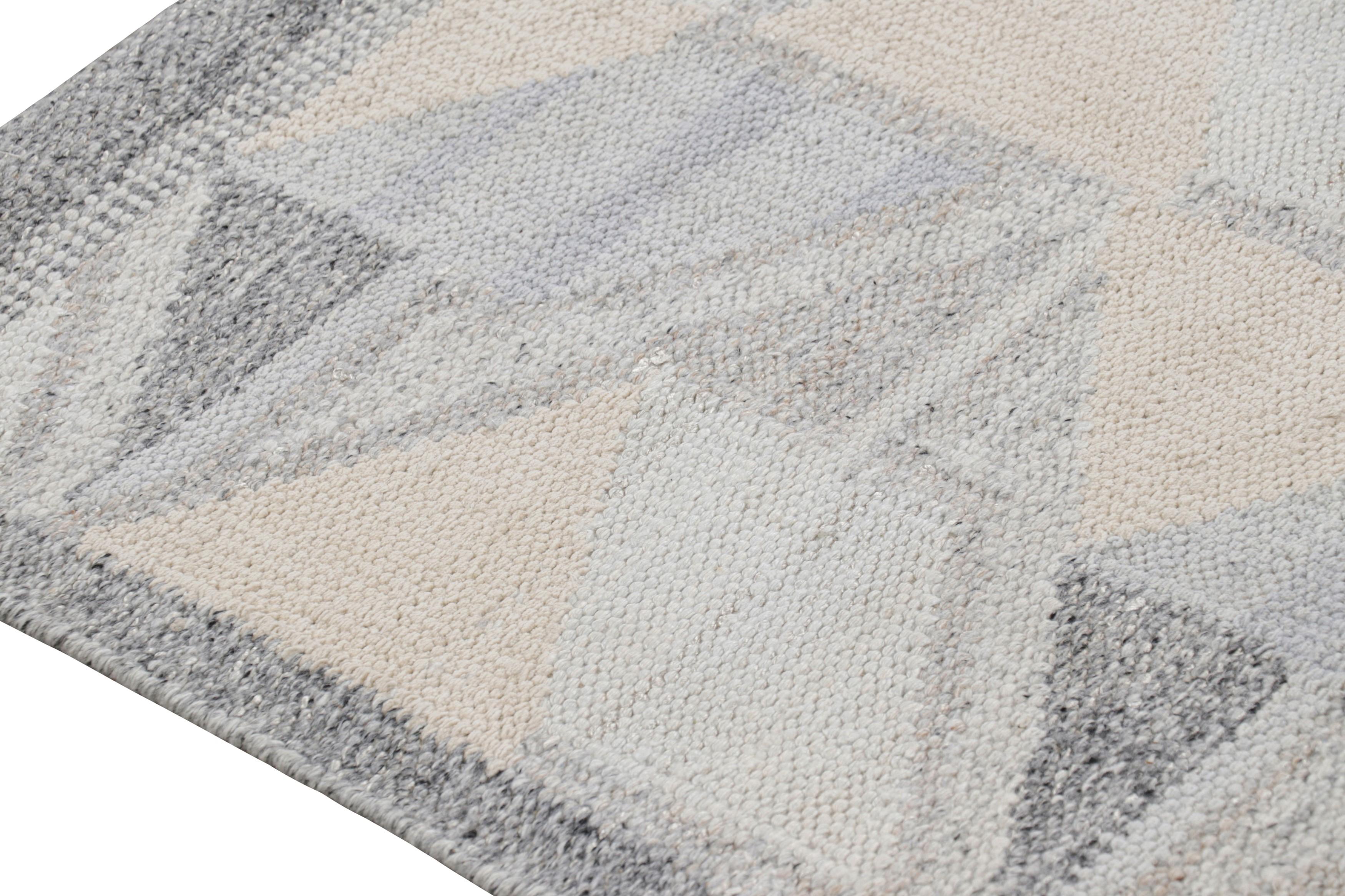 Moderno Tappeto Runner in stile scandinavo di Rug & Kilim, motivo geometrico blu e crema in vendita