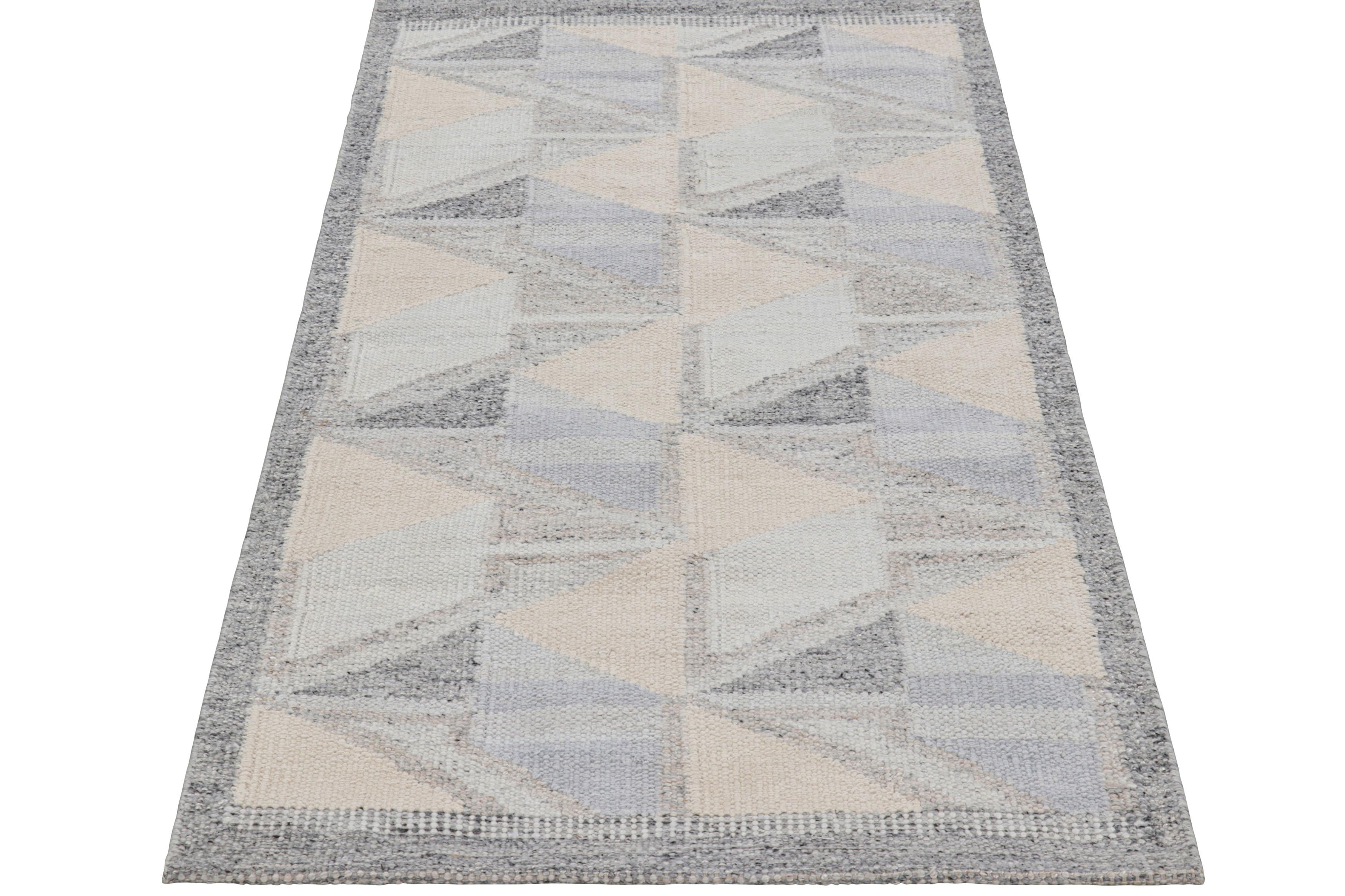 Indiano Tappeto Runner in stile scandinavo di Rug & Kilim, motivo geometrico blu e crema in vendita