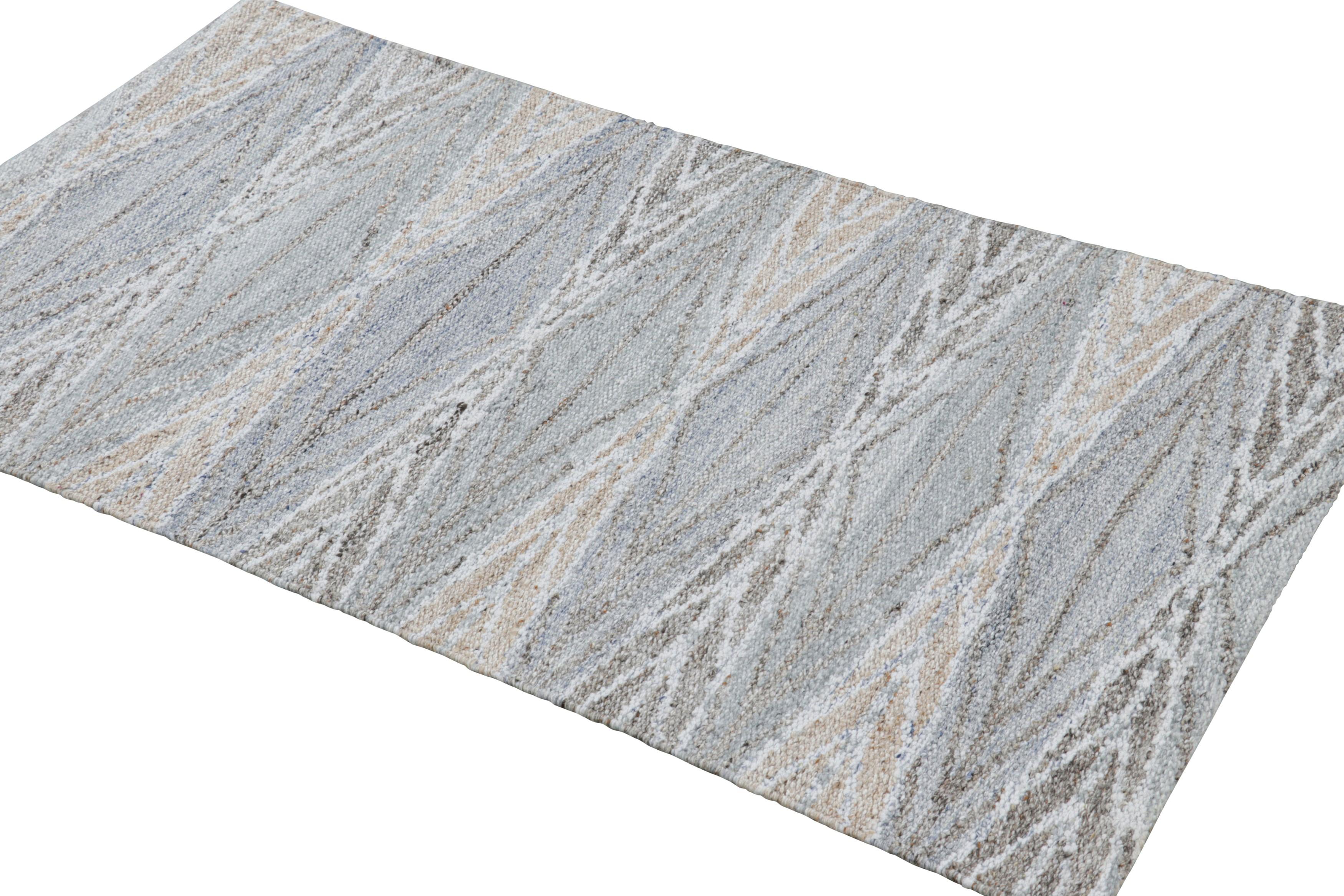 Tissé à la main Tapis d'extérieur de style scandinave à motif géométrique bleu et gris de Rug & Kilim en vente