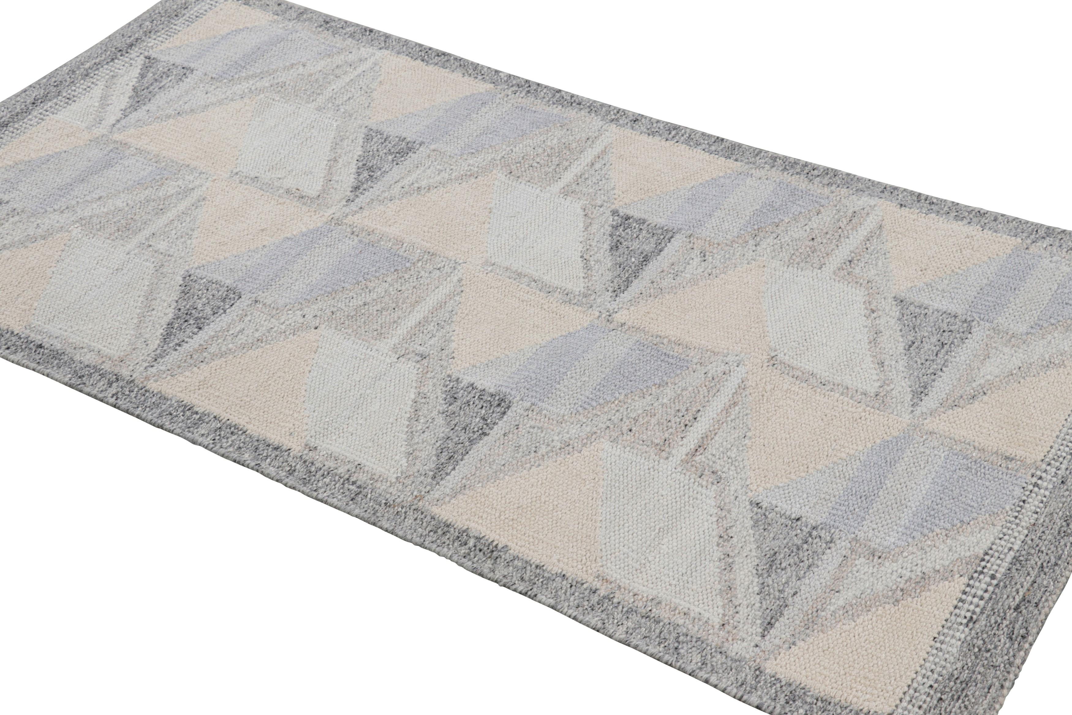 Tessuto a mano Tappeto Runner in stile scandinavo di Rug & Kilim, motivo geometrico blu e crema in vendita