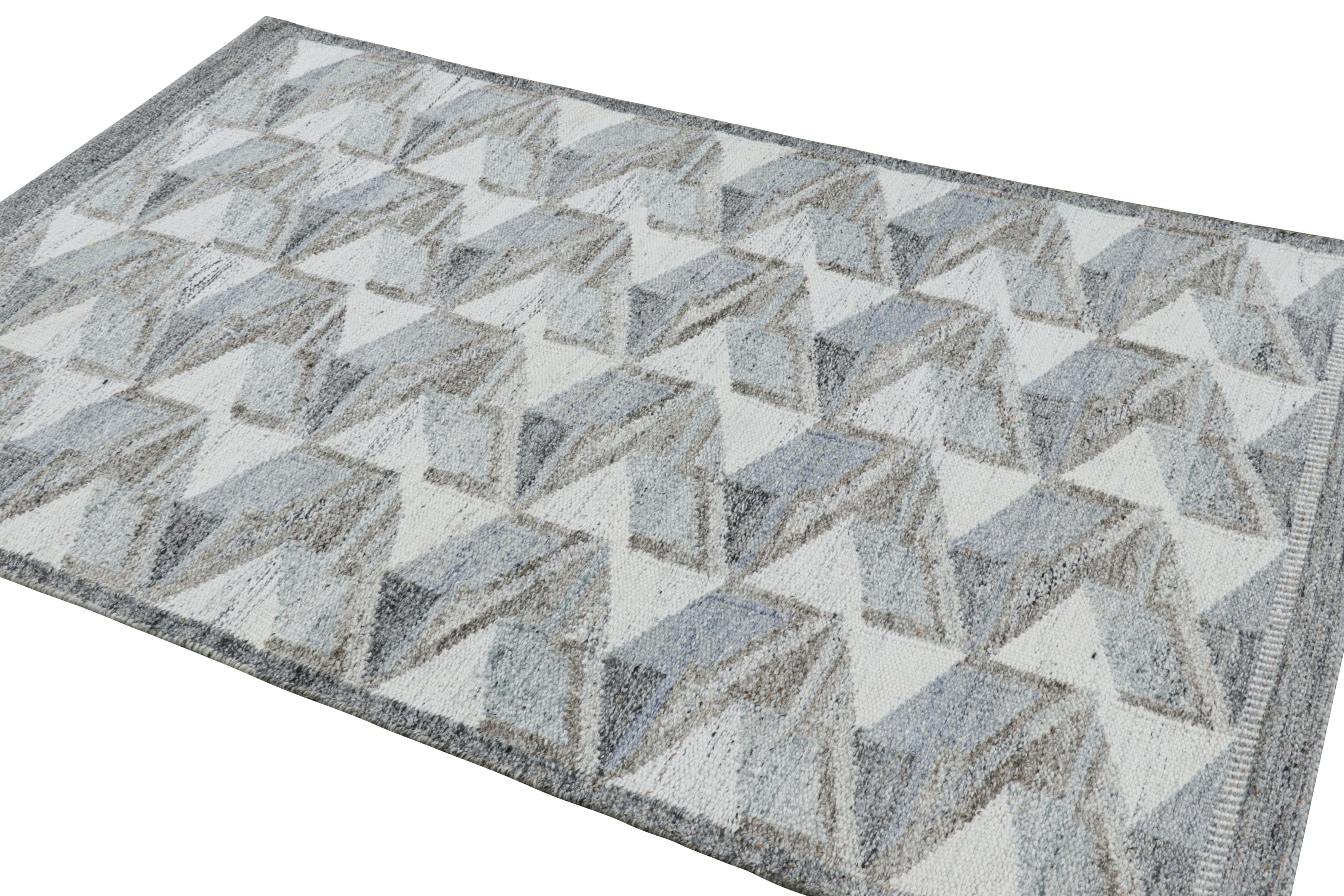 Tessuto a mano Tappeto da esterno in stile scandinavo Rug & Kilim con motivo geometrico blu e grigio in vendita