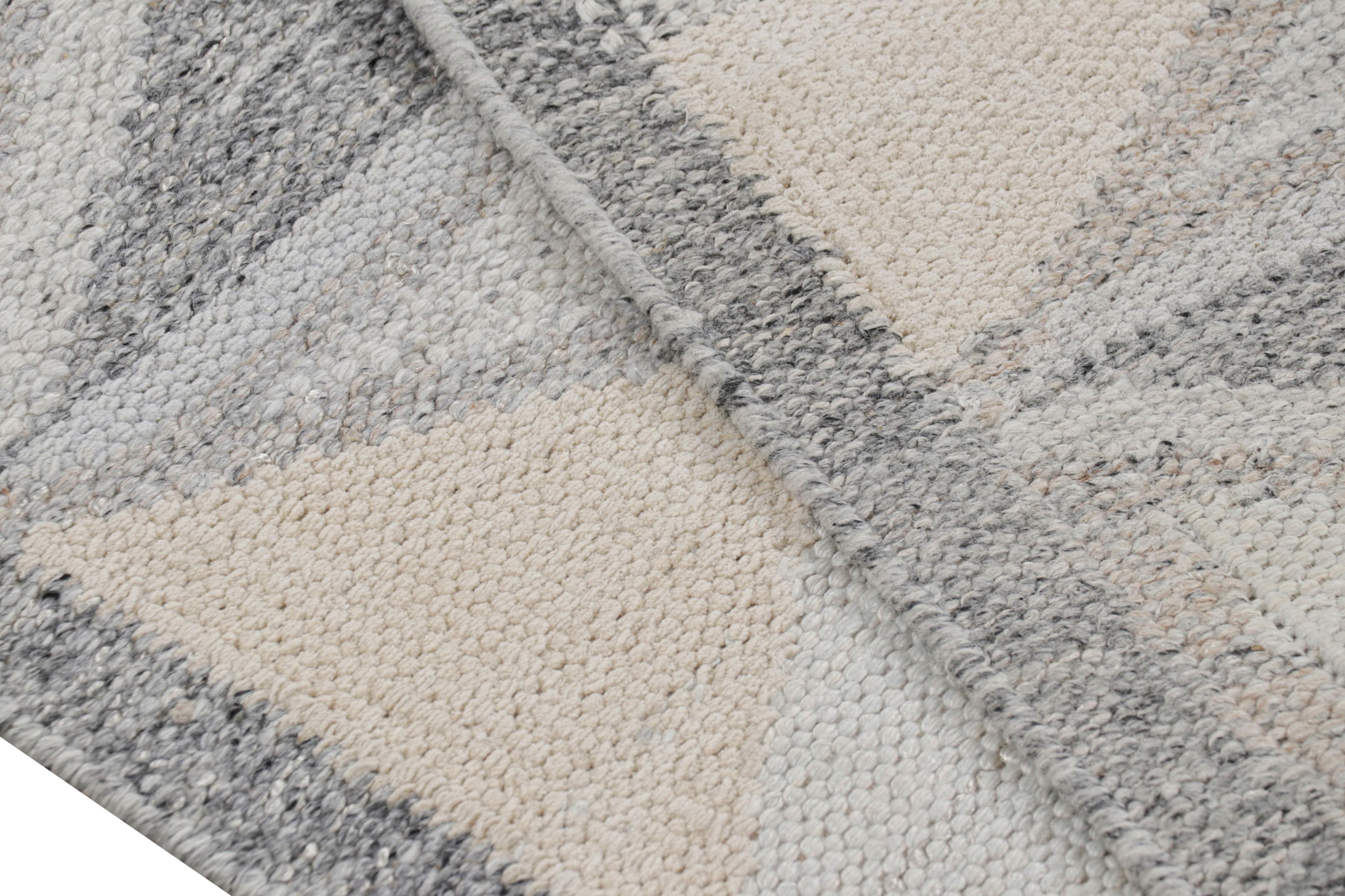XXI secolo e contemporaneo Tappeto Runner in stile scandinavo di Rug & Kilim, motivo geometrico blu e crema in vendita