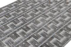 Rug & Kilim's Outdoor-Teppich im skandinavischen Stil mit grauen, geometrischen Mustern