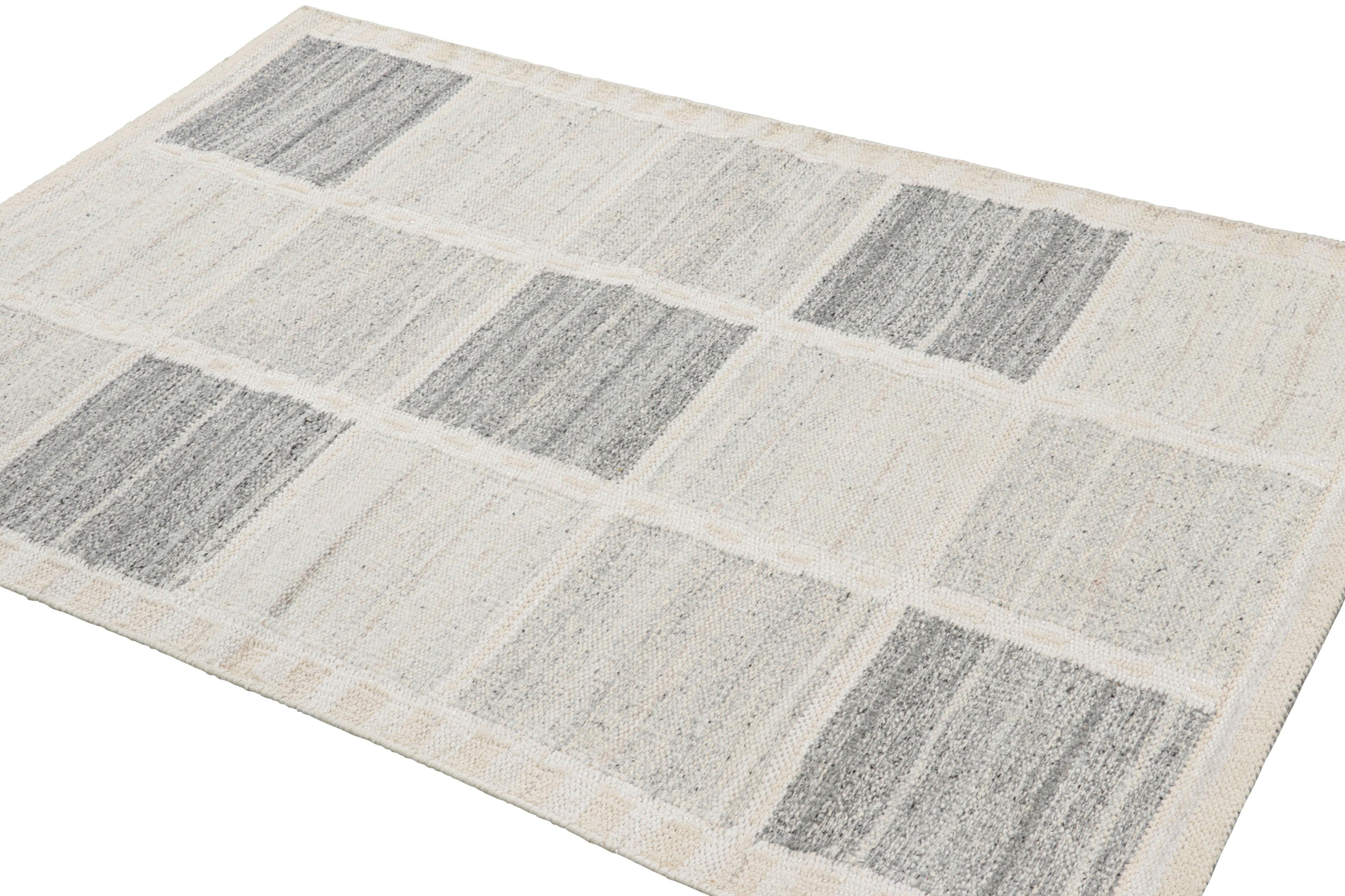 Tessuto a mano Tappeto da esterno in stile scandinavo Rug & Kilim con motivo geometrico bianco e grigio in vendita
