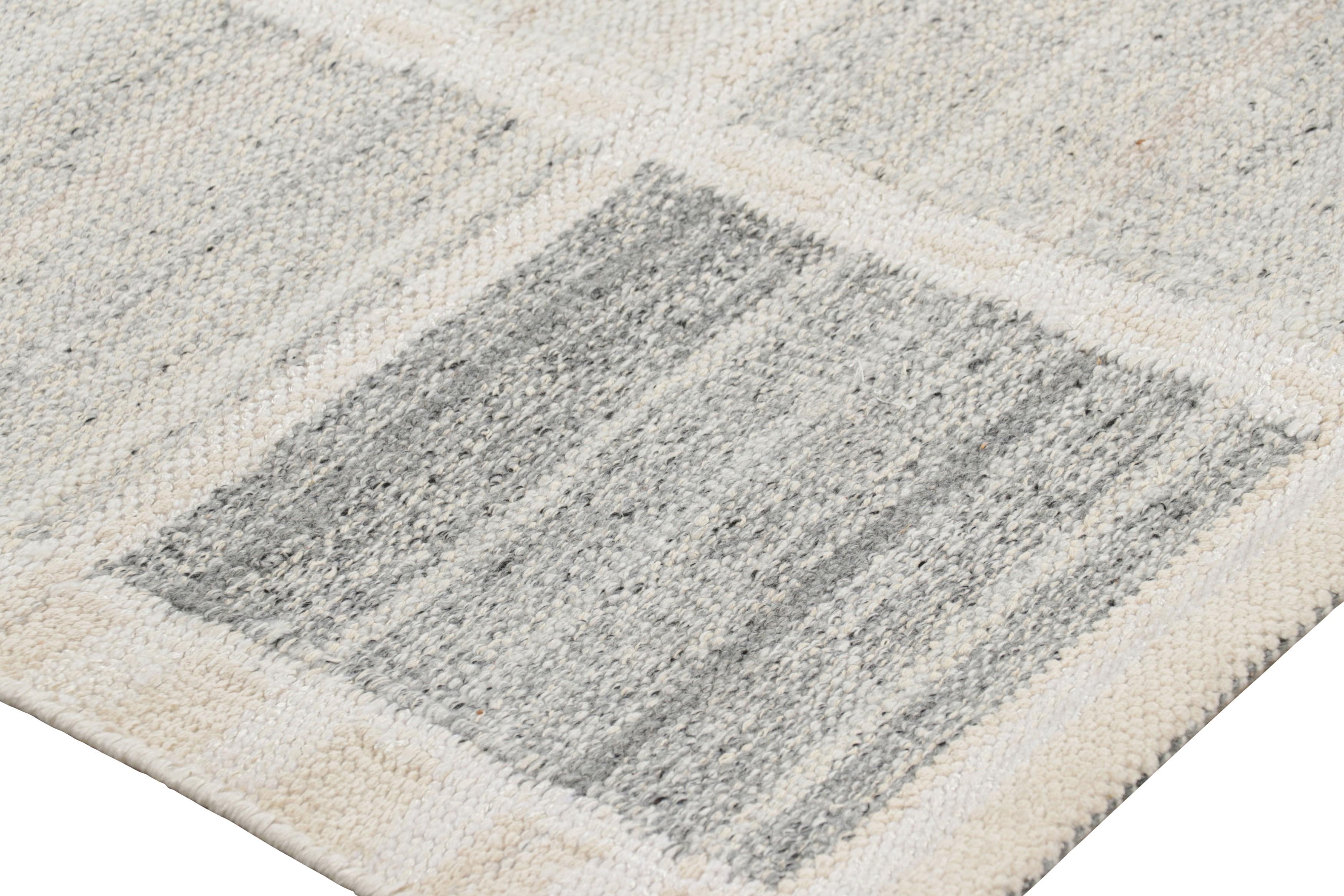 Tappeto da esterno in stile scandinavo Rug & Kilim con motivo geometrico bianco e grigio In condizioni Nuovo in vendita a Long Island City, NY