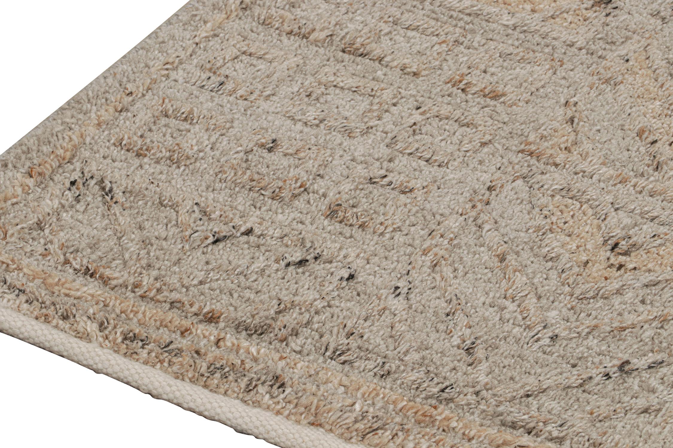 Skandinavischer Outdoor-Läufer von Rug & Kilim mit geometrischen Mustern in Greige (Handgeknüpft) im Angebot